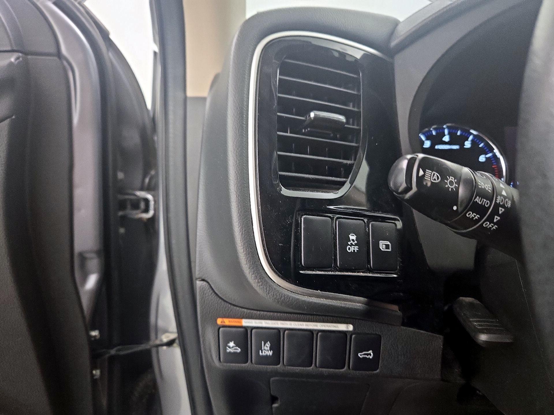 Thumbnail: 2020 Mitsubishi Outlander - 13