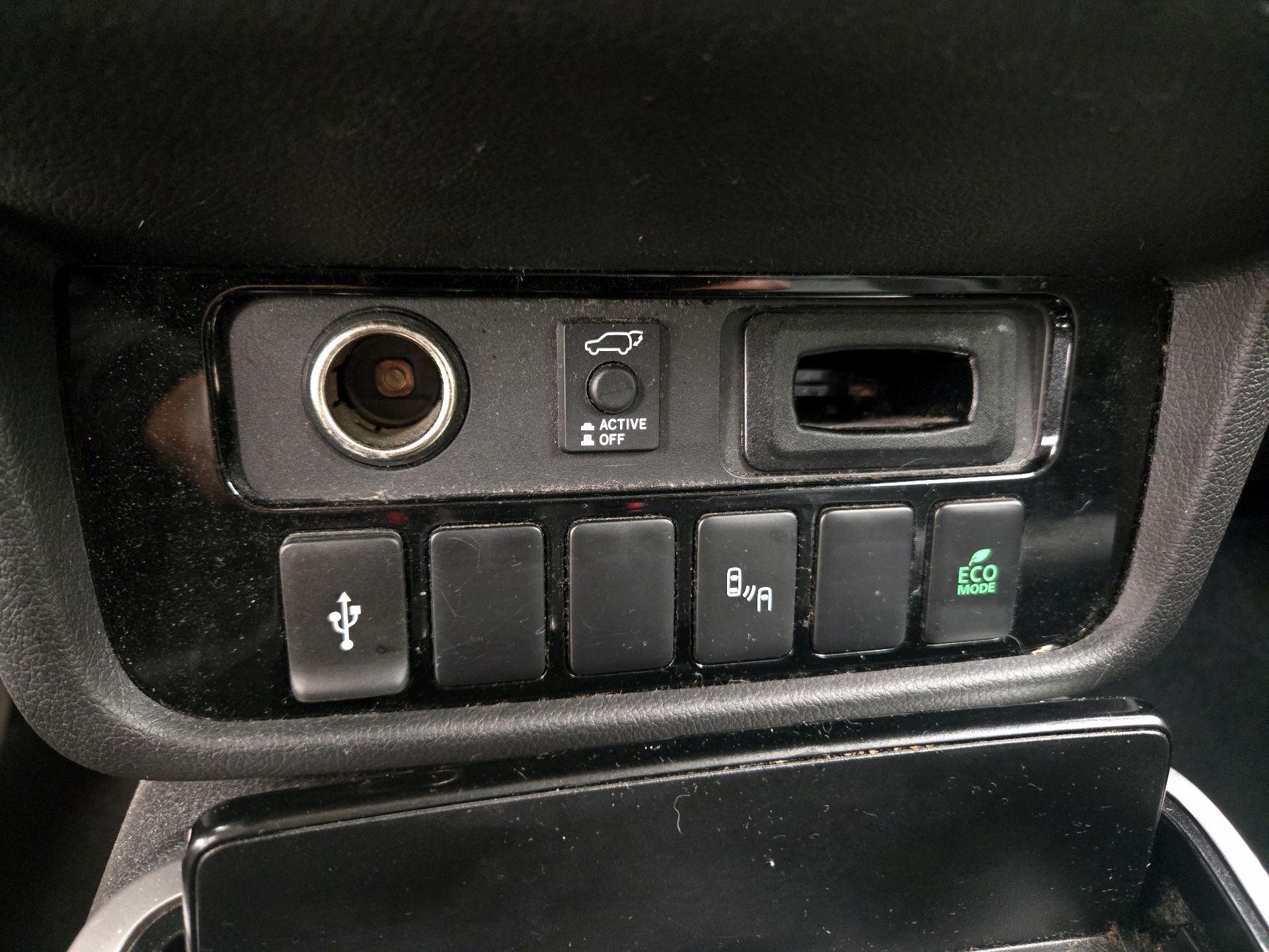 Thumbnail: 2020 Mitsubishi Outlander - 18