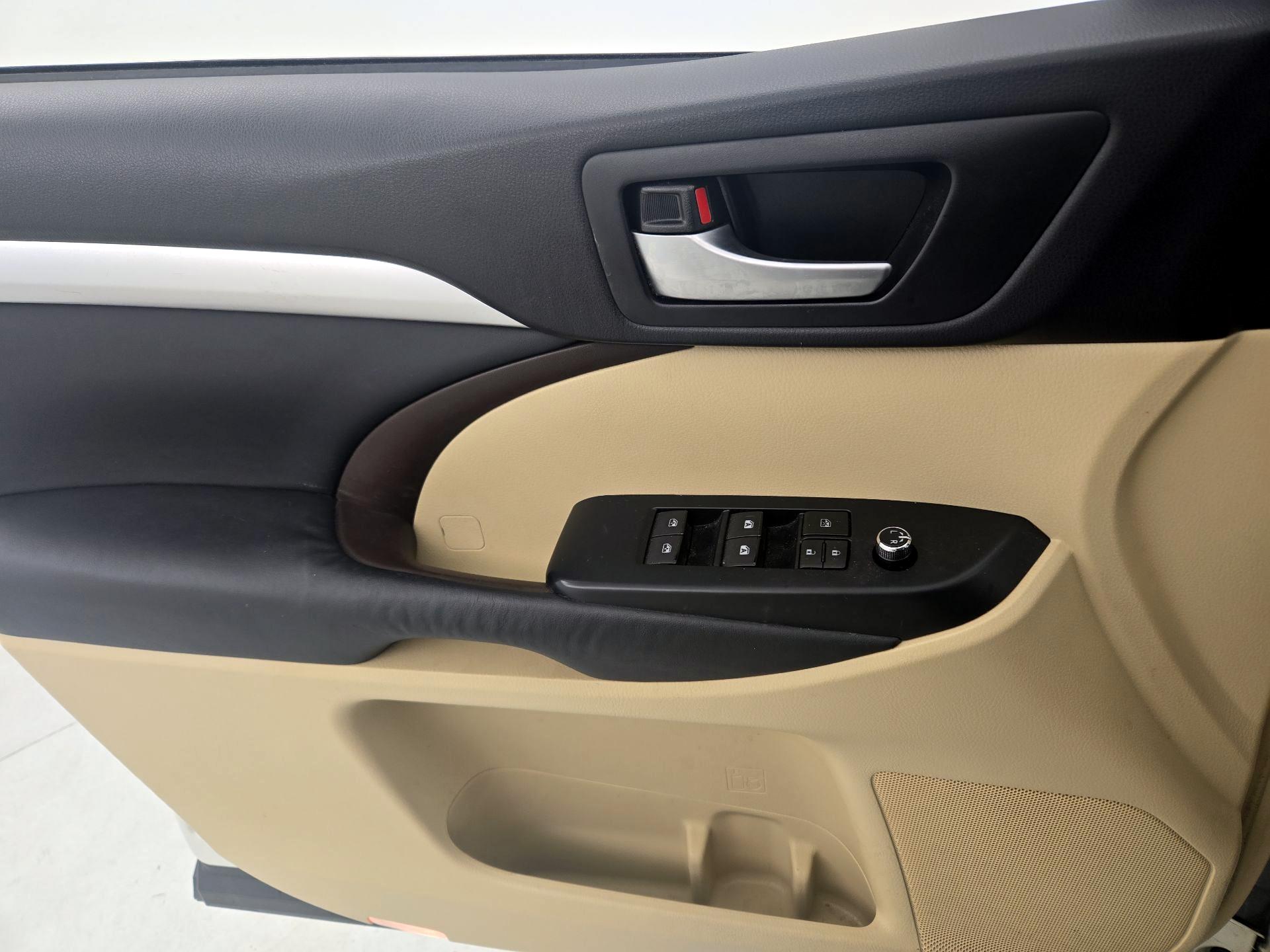 Thumbnail: 2015 Toyota Highlander - 12