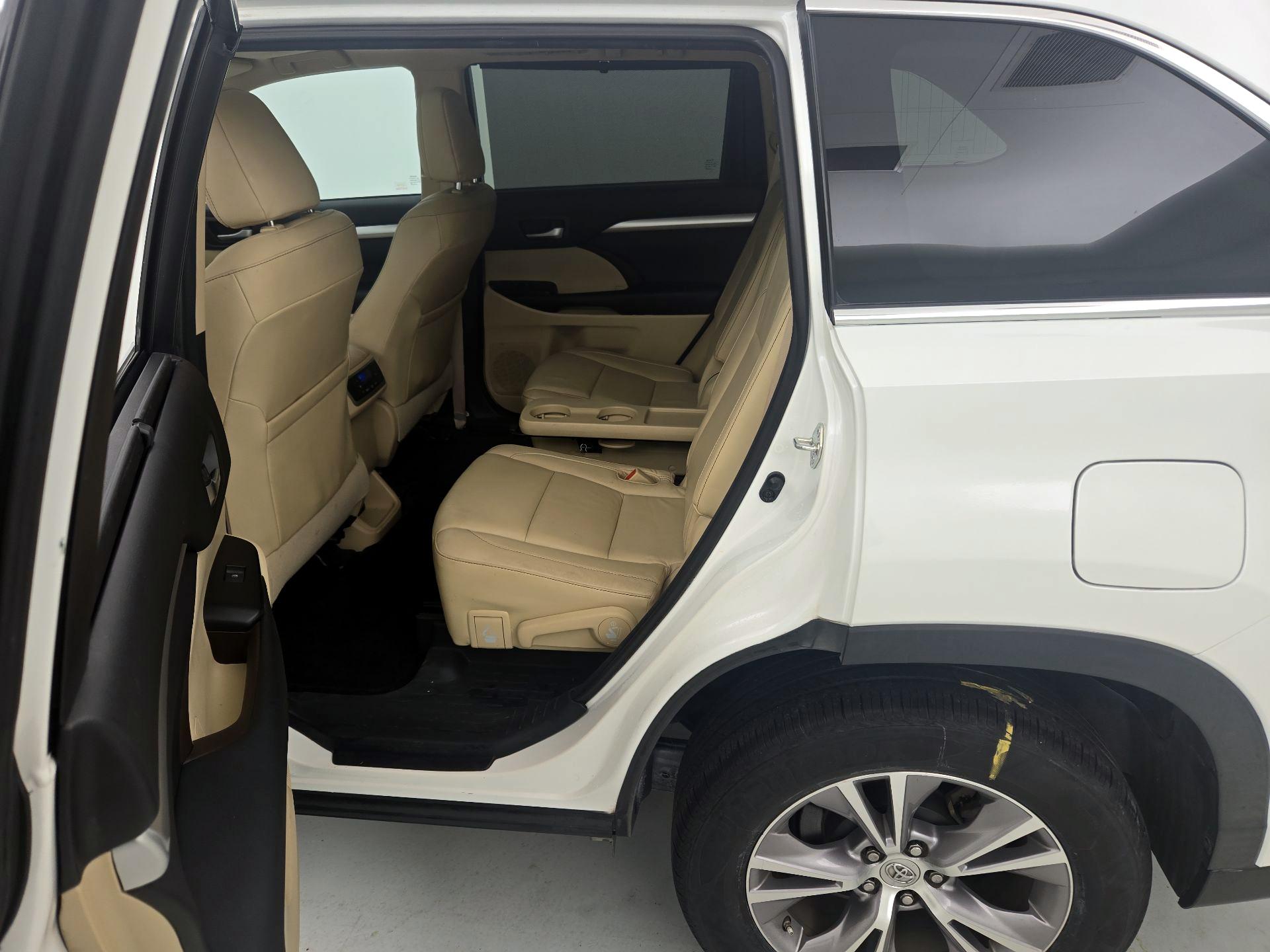 Thumbnail: 2015 Toyota Highlander - 20