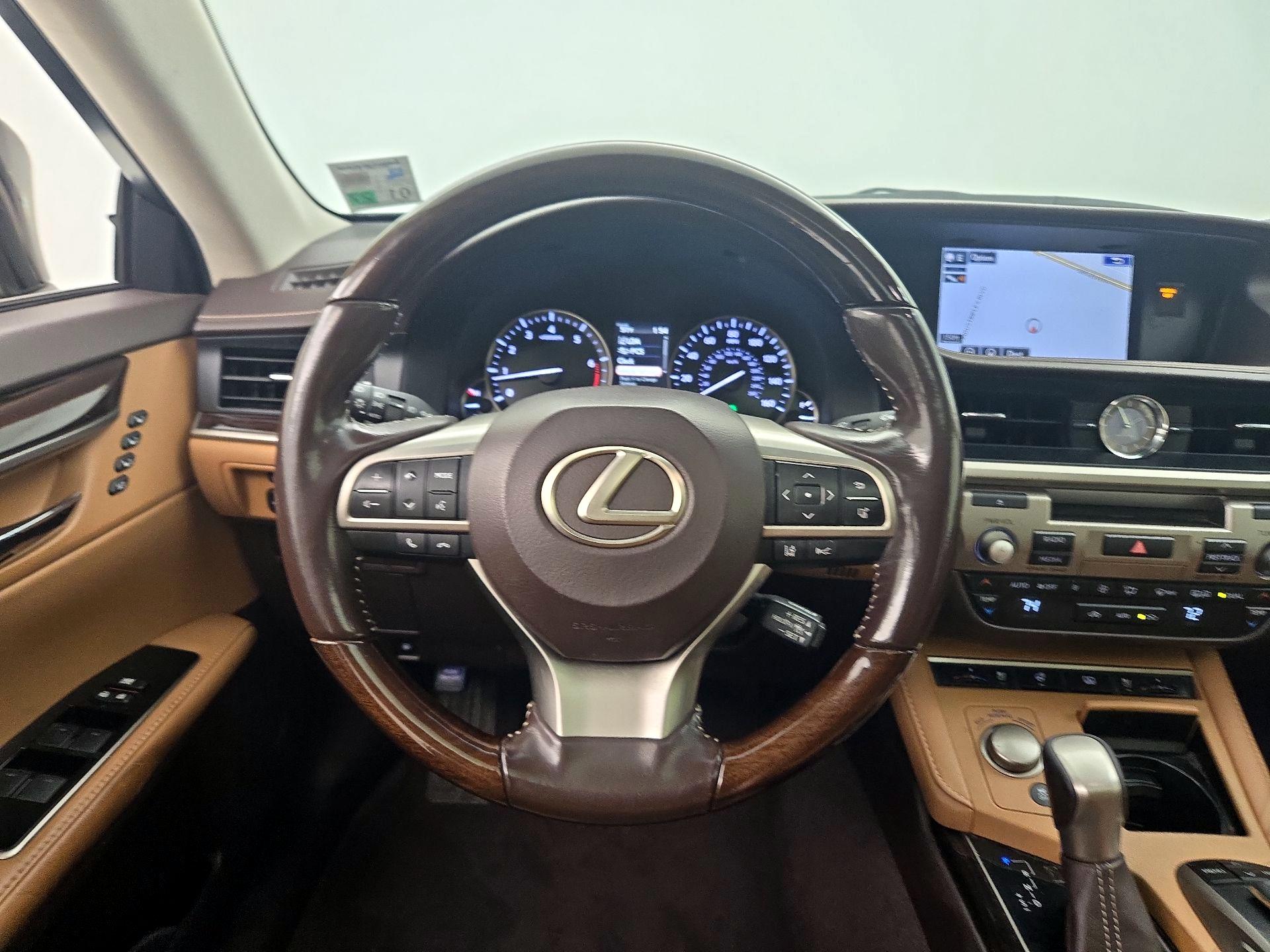 Thumbnail: 2016 Lexus ES - 10