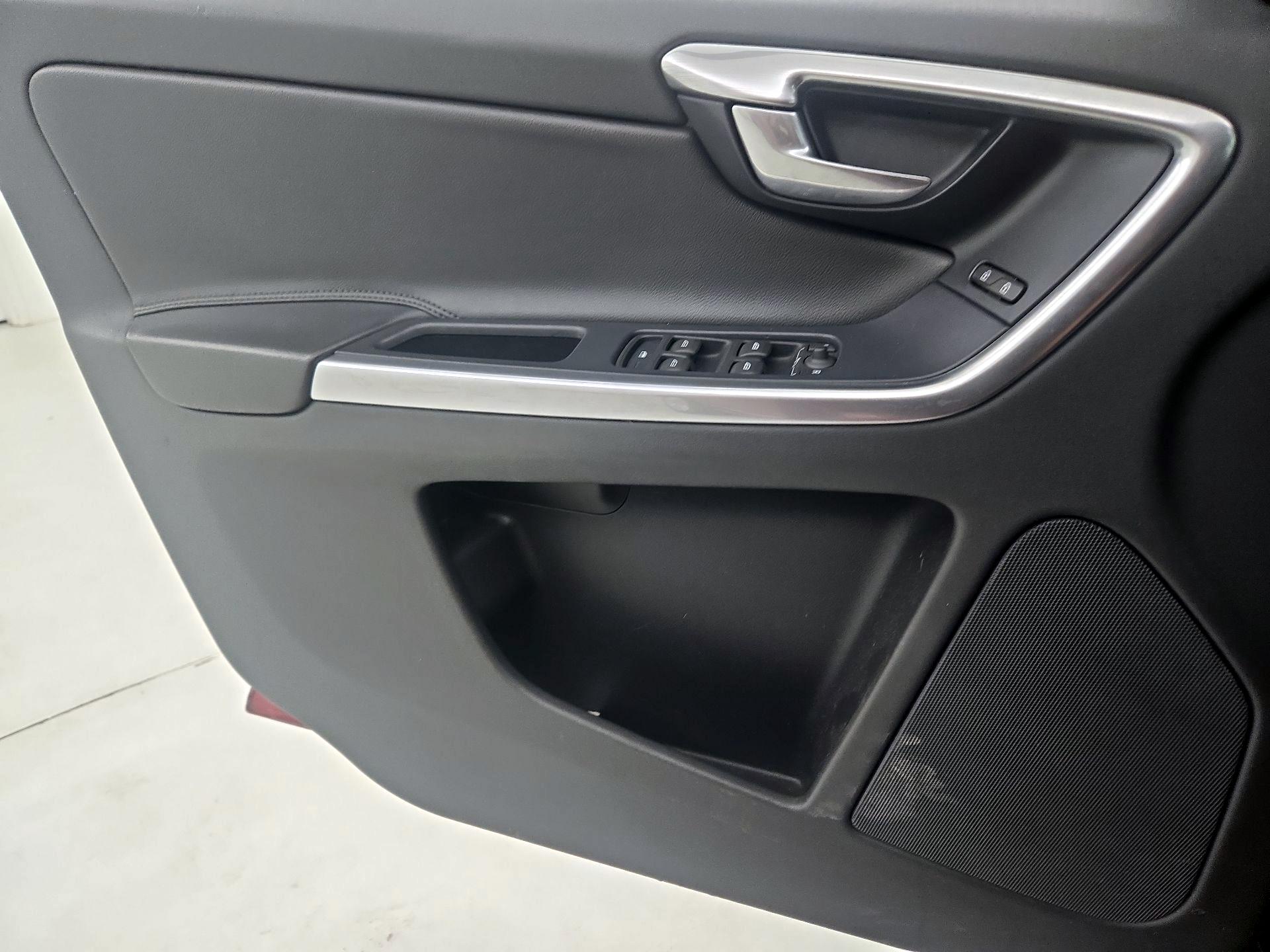 Thumbnail: 2016 Volvo XC60 - 12