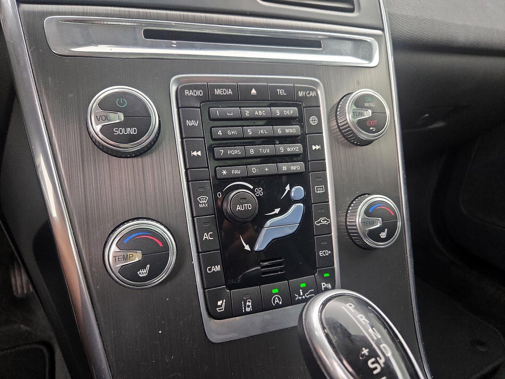 Thumbnail: 2016 Volvo XC60 - 16