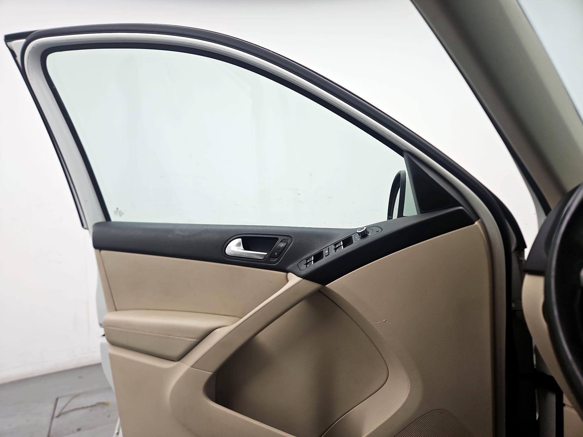 Thumbnail: 2015 Volkswagen Tiguan - 12