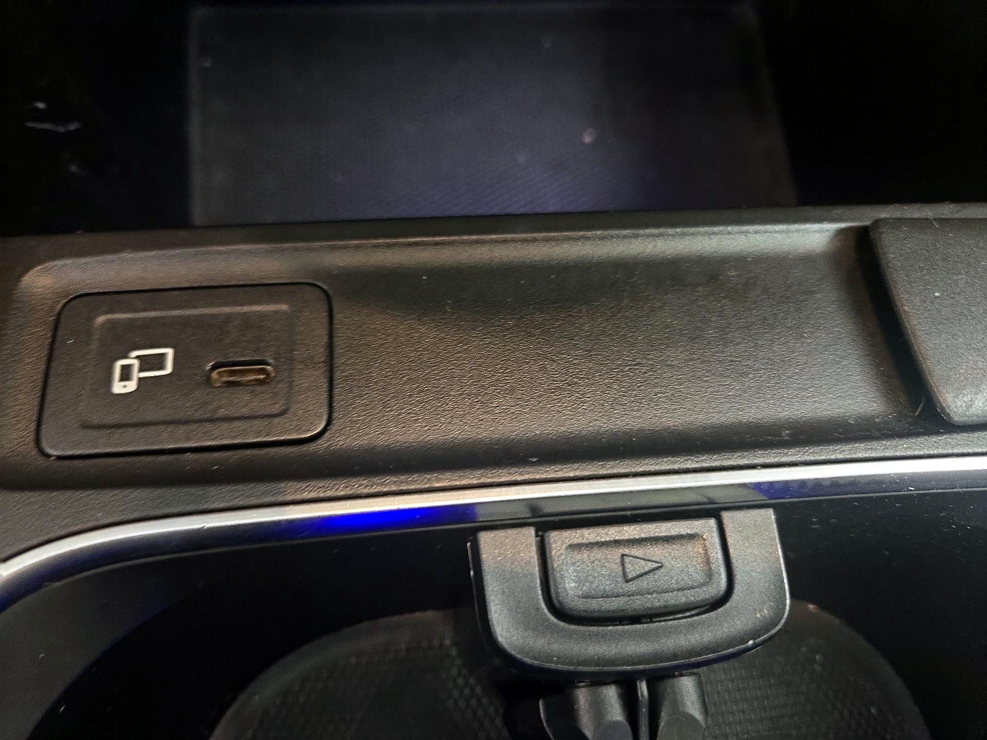 Thumbnail: 2022 Mercedes-Benz GLB - 18