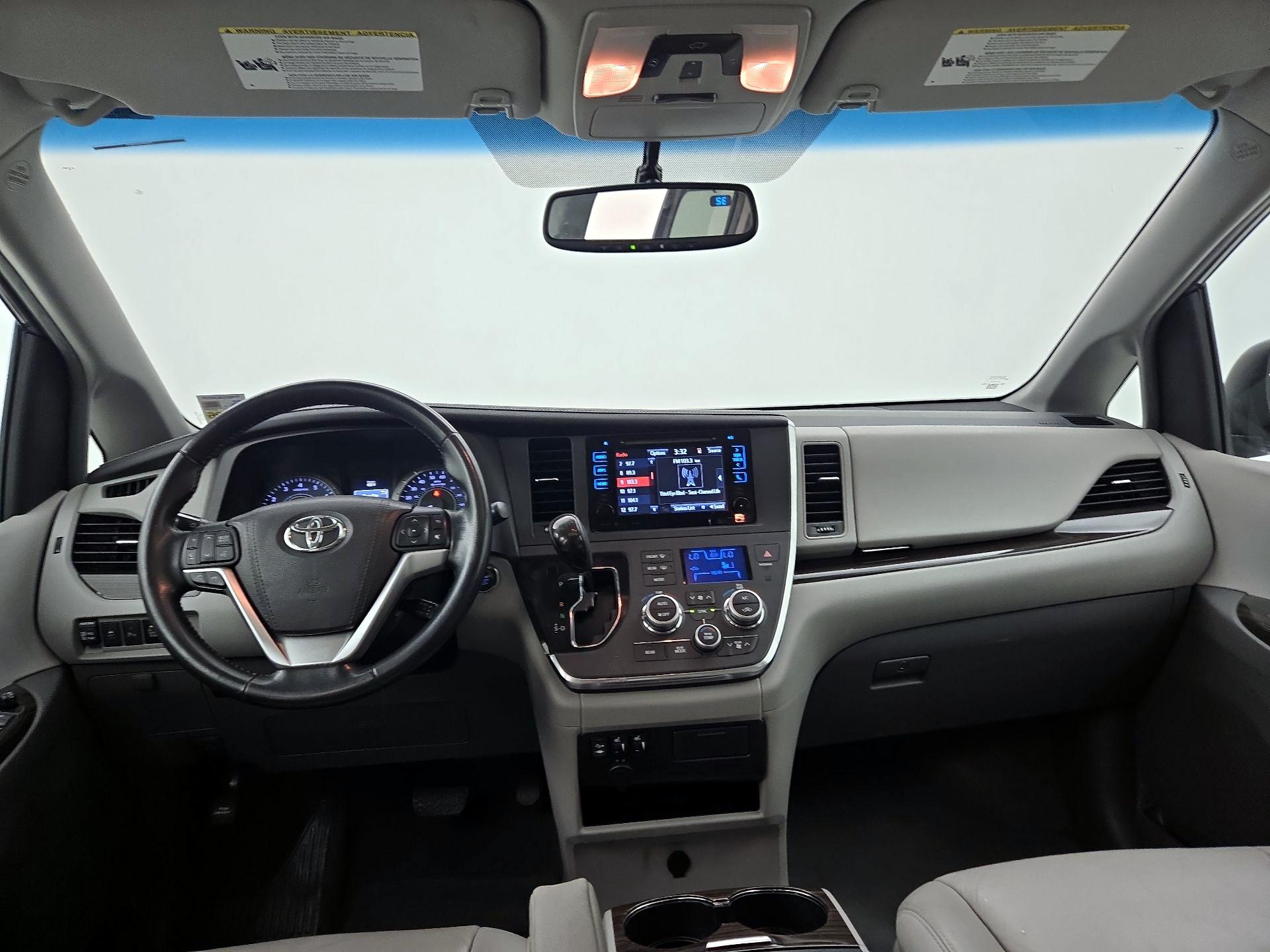Thumbnail: 2016 Toyota Sienna - 9