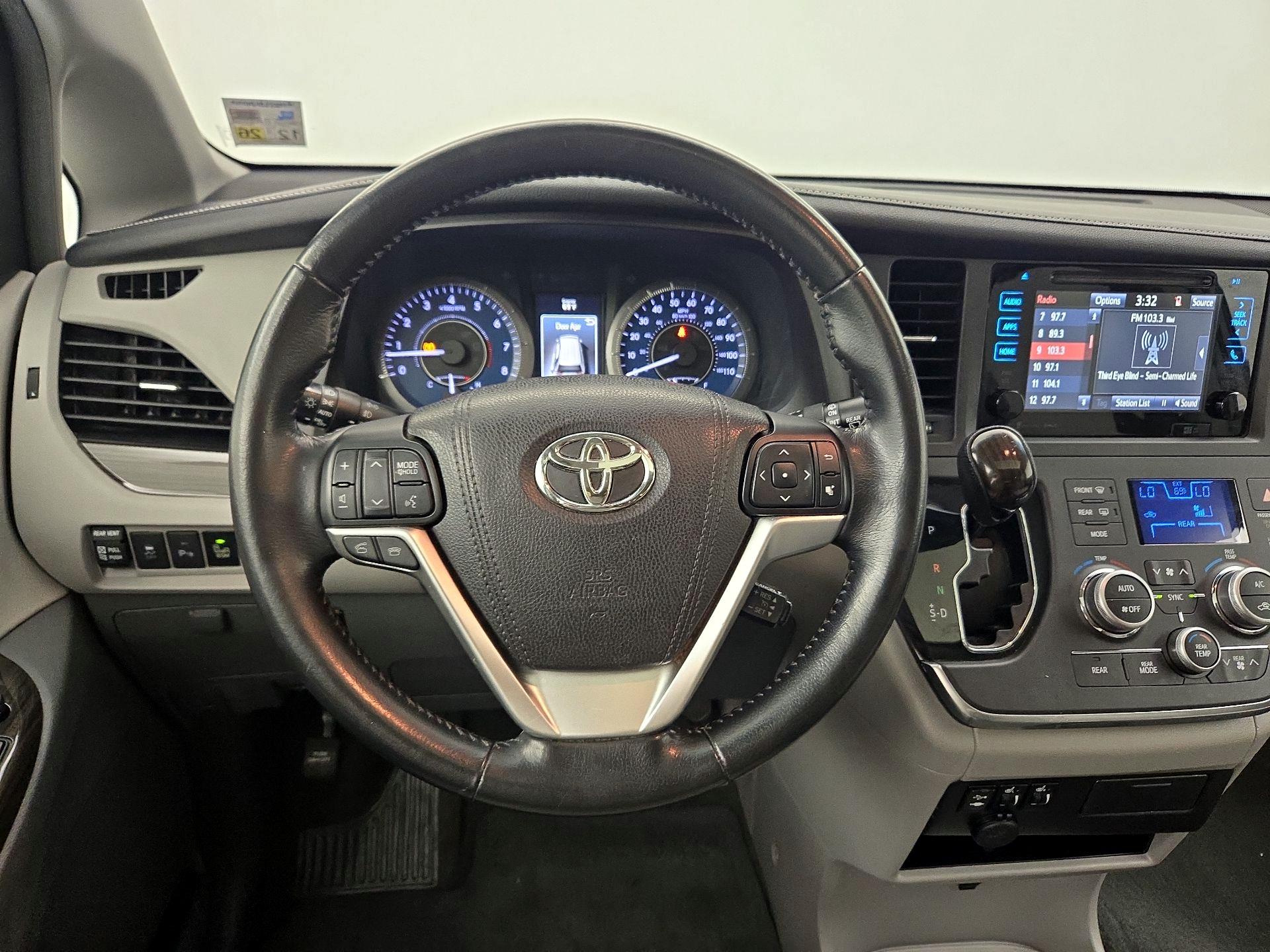 Thumbnail: 2016 Toyota Sienna - 10