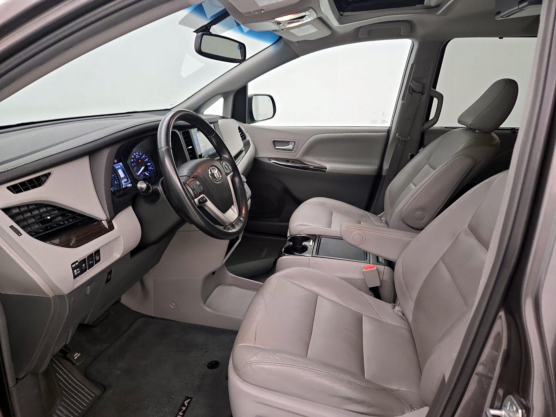 Thumbnail: 2016 Toyota Sienna - 11