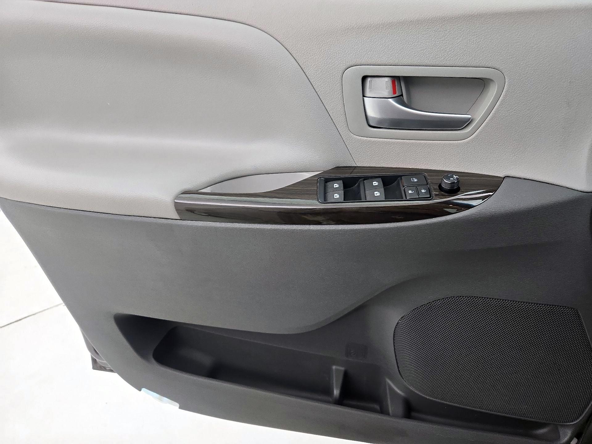 Thumbnail: 2016 Toyota Sienna - 12