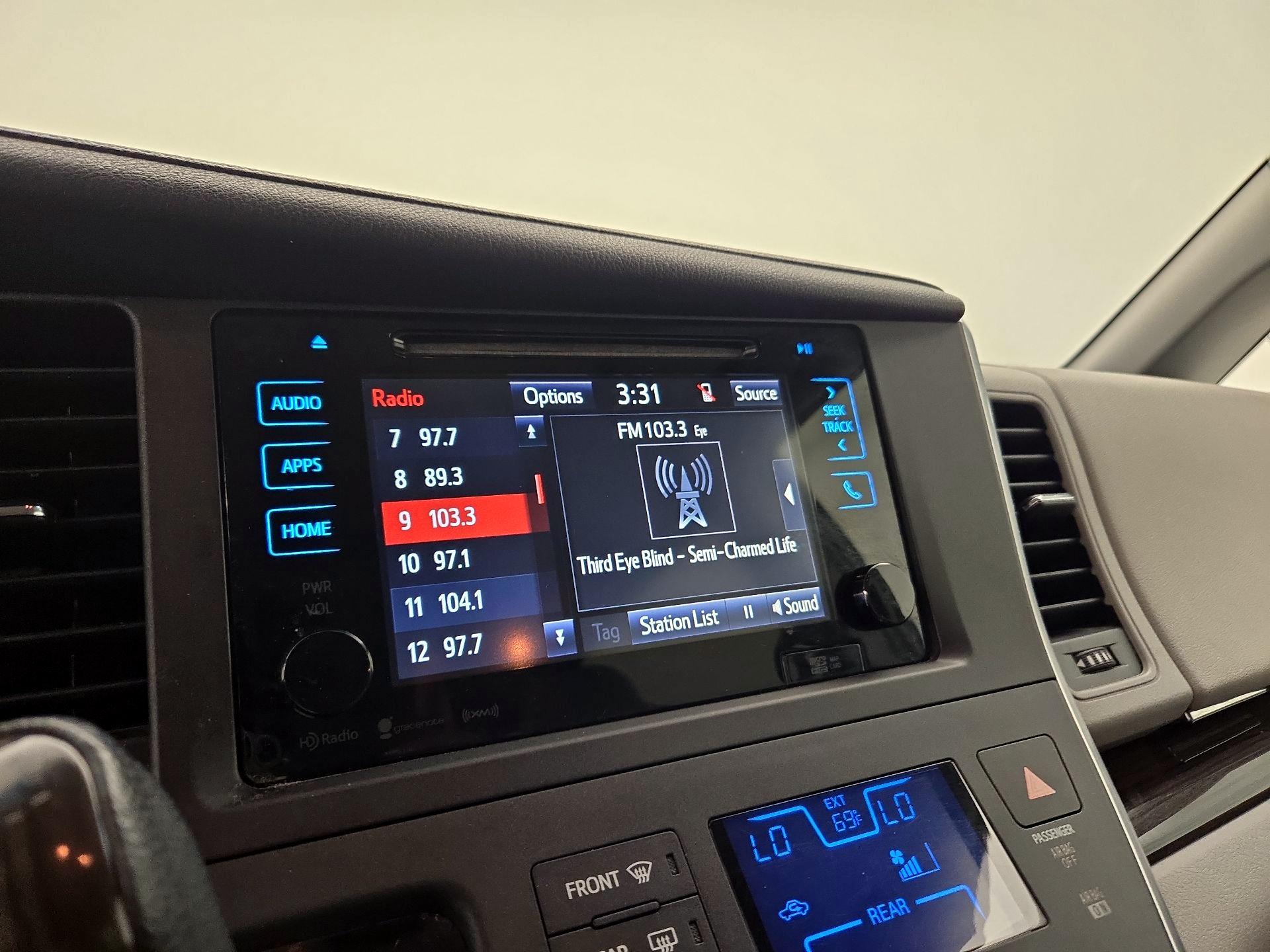 Thumbnail: 2016 Toyota Sienna - 15