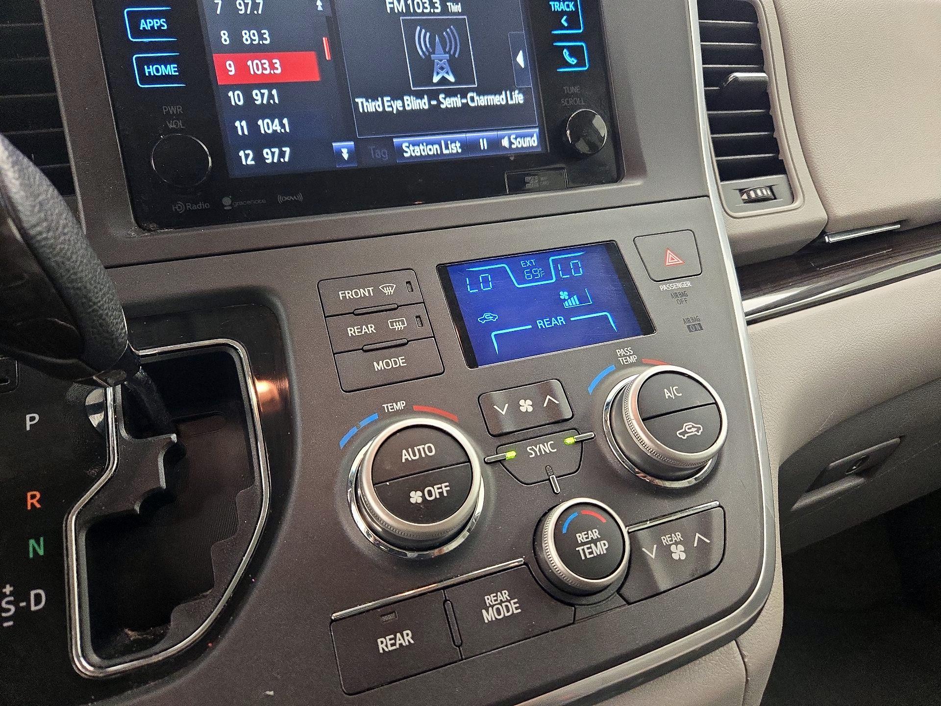 Thumbnail: 2016 Toyota Sienna - 16