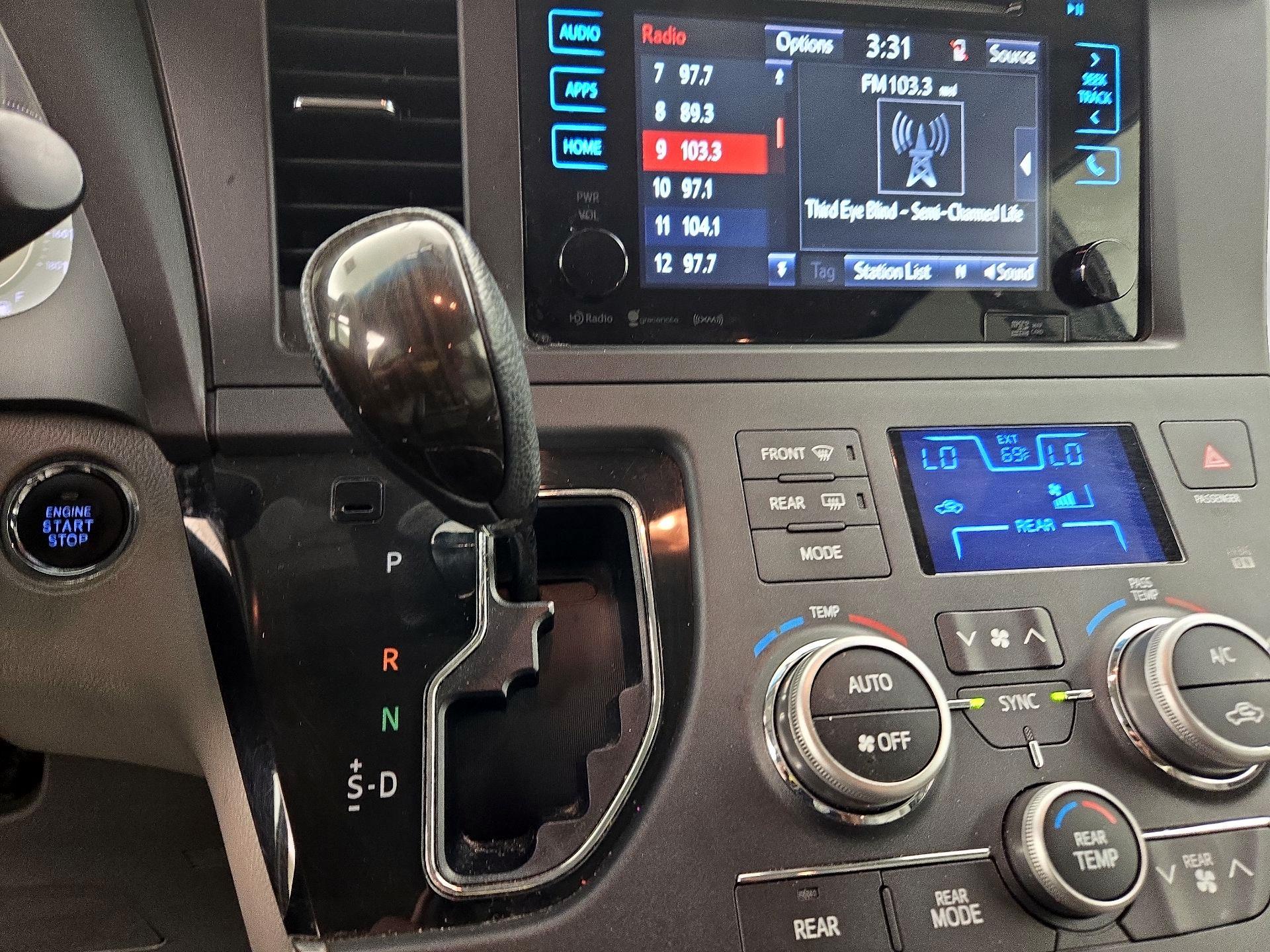 Thumbnail: 2016 Toyota Sienna - 17