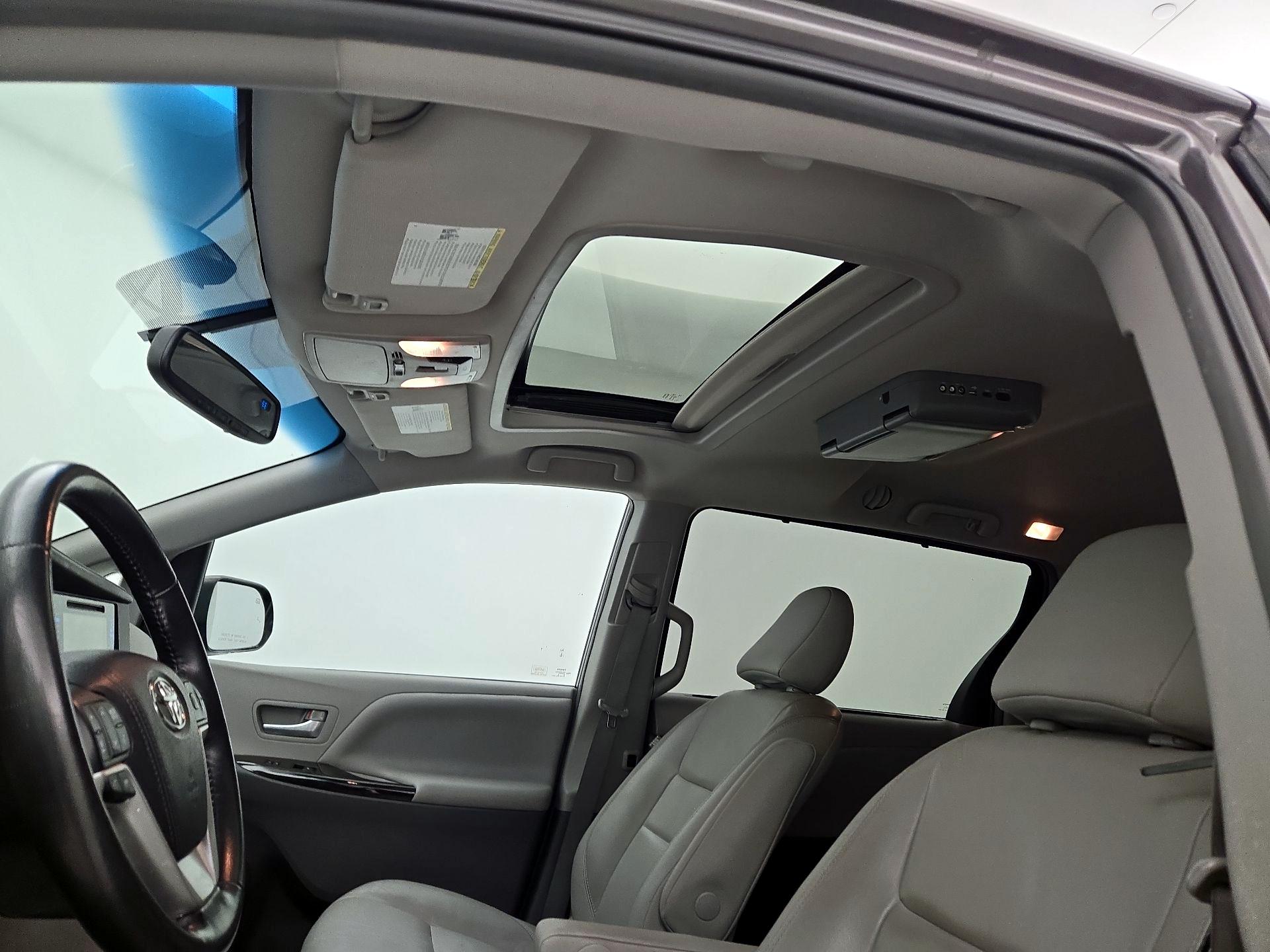 Thumbnail: 2016 Toyota Sienna - 19