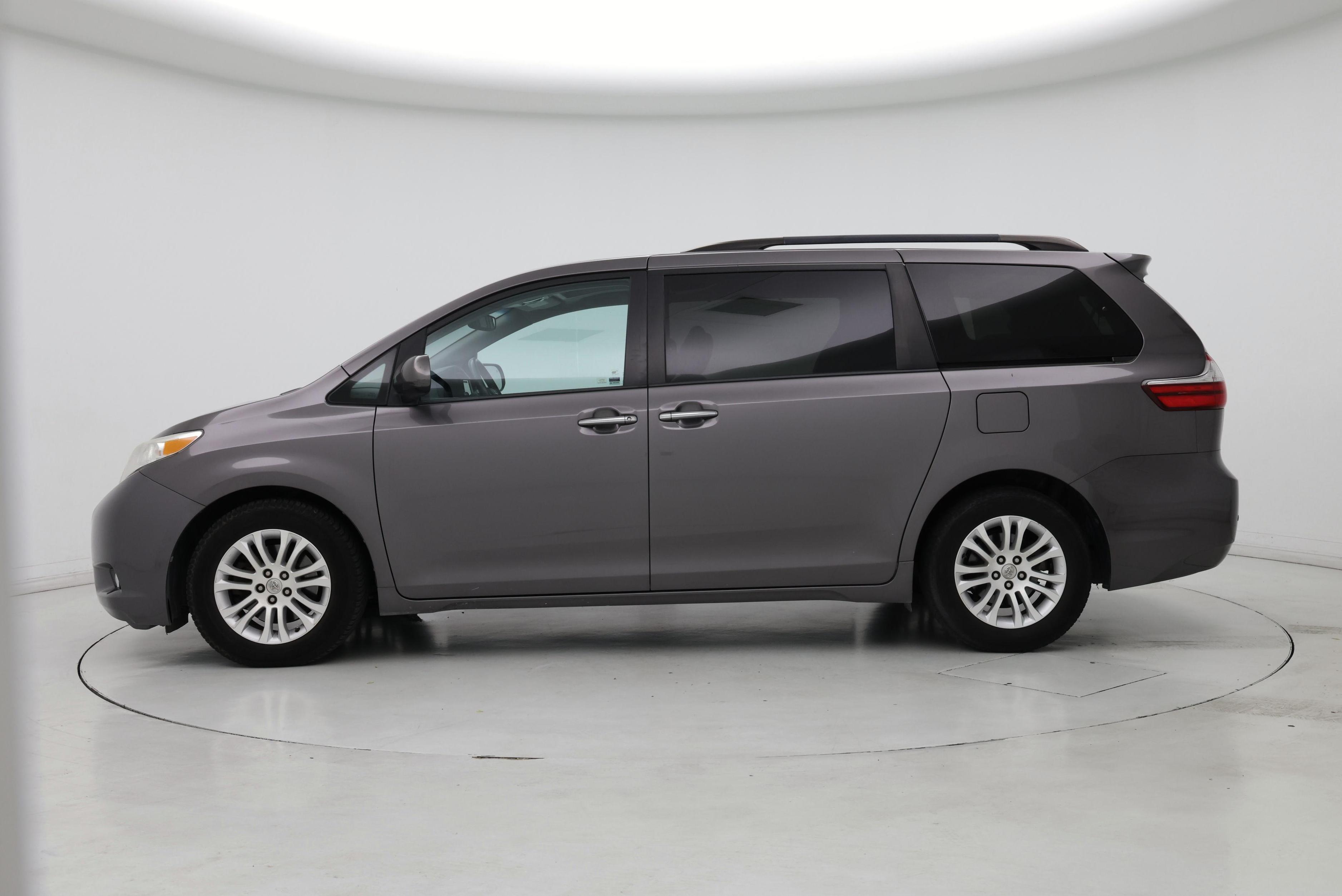 Thumbnail: 2016 Toyota Sienna - 3