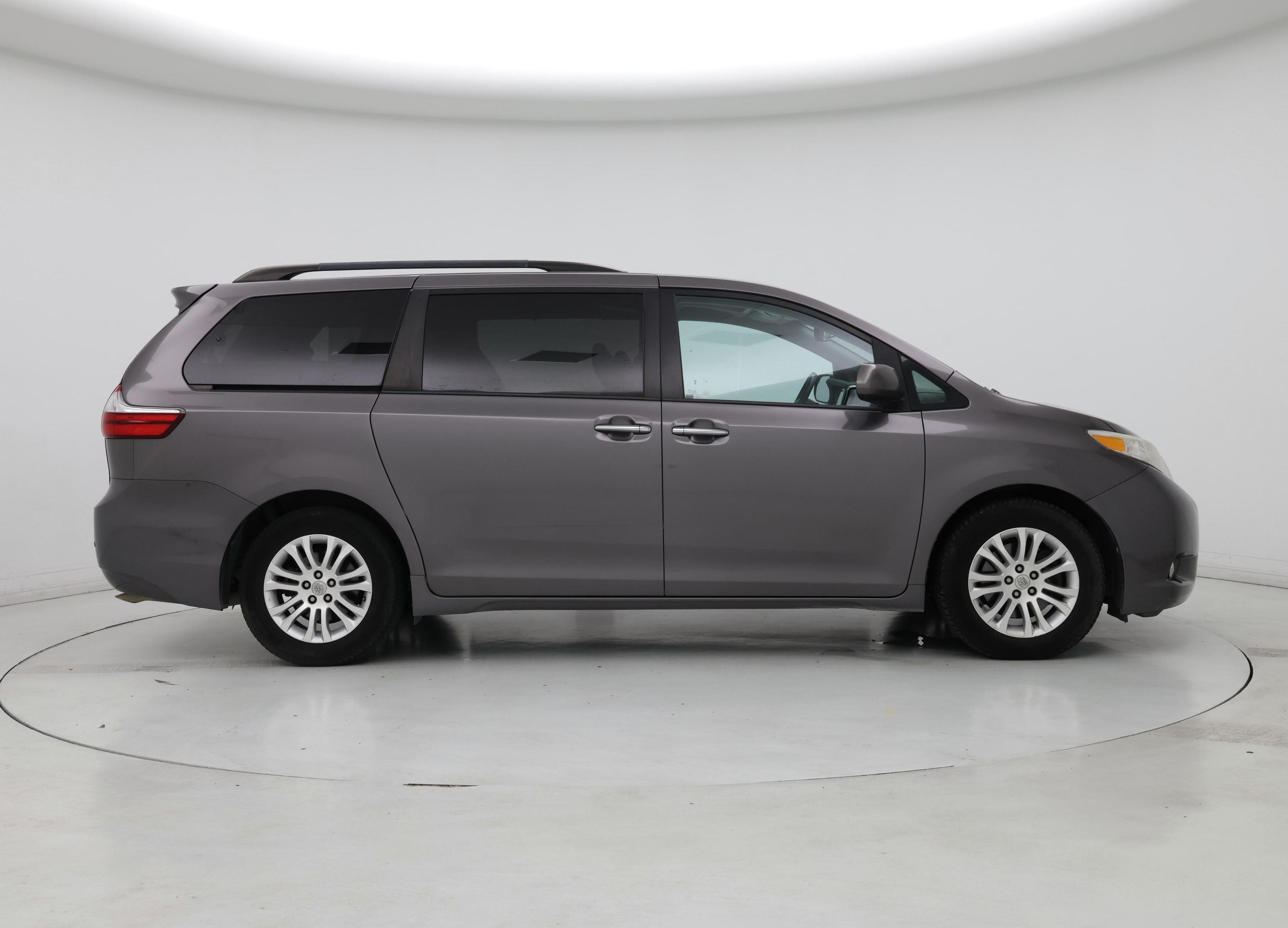 Thumbnail: 2016 Toyota Sienna - 7