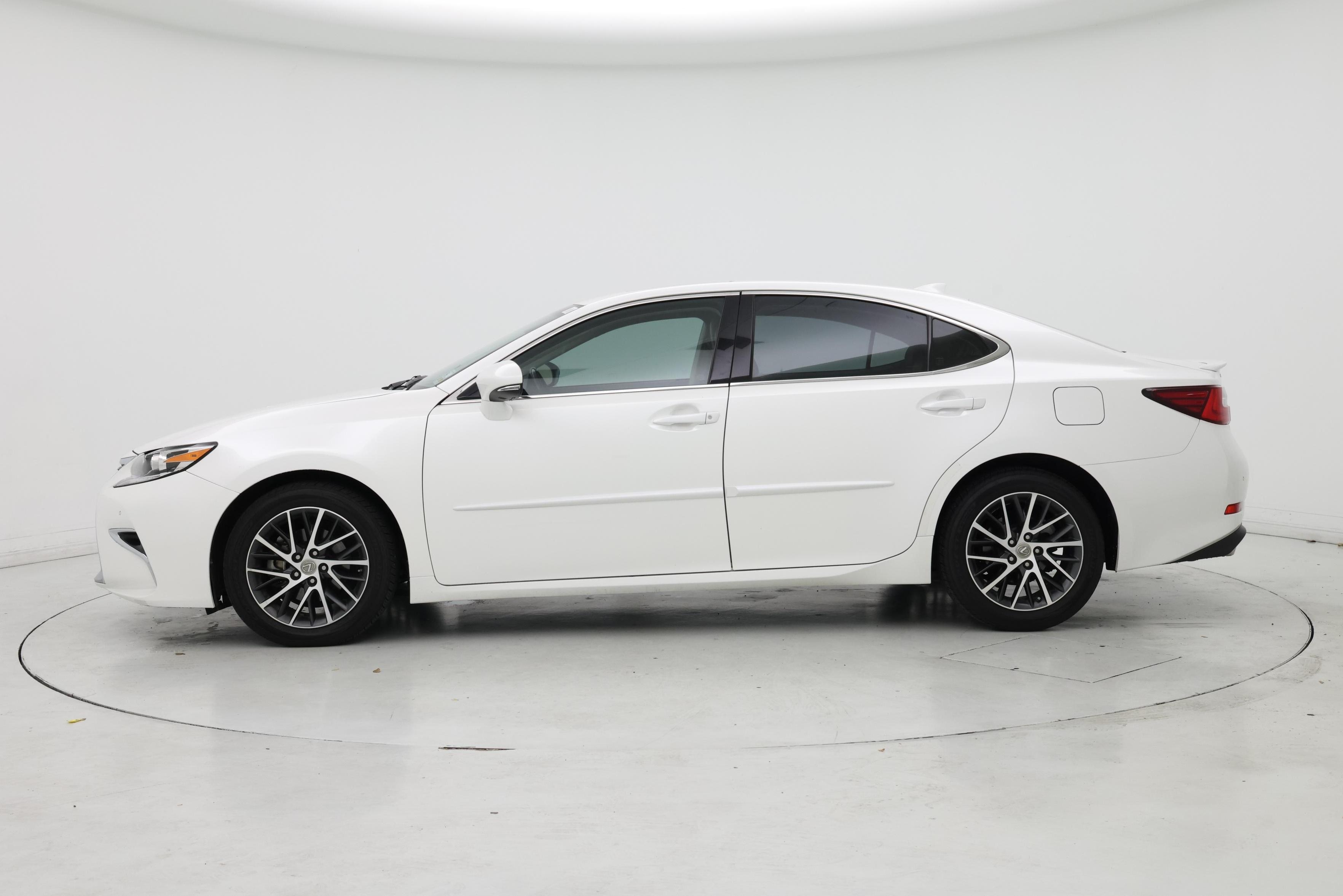 Thumbnail: 2017 Lexus ES - 3