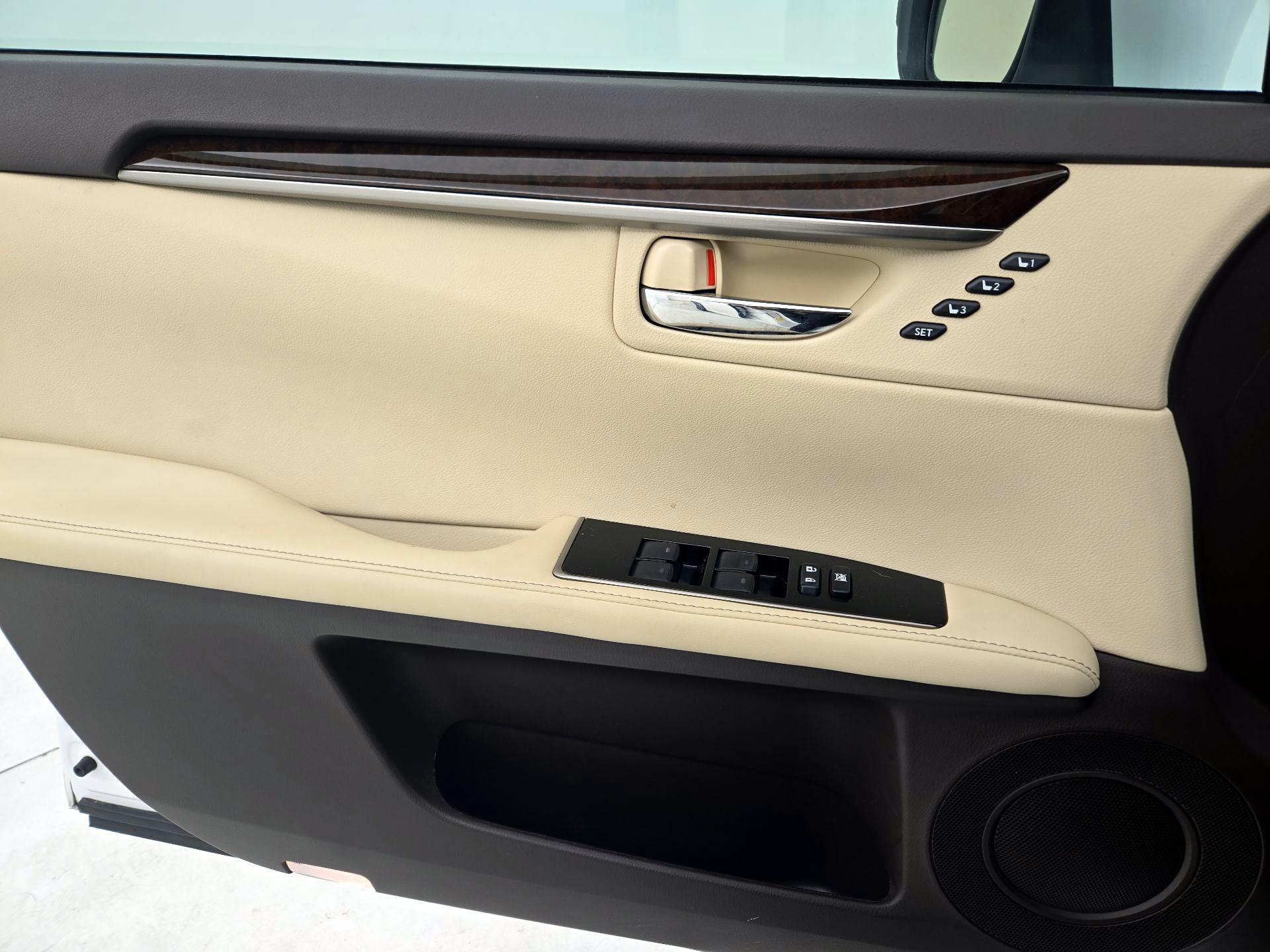 Thumbnail: 2016 Lexus ES - 12