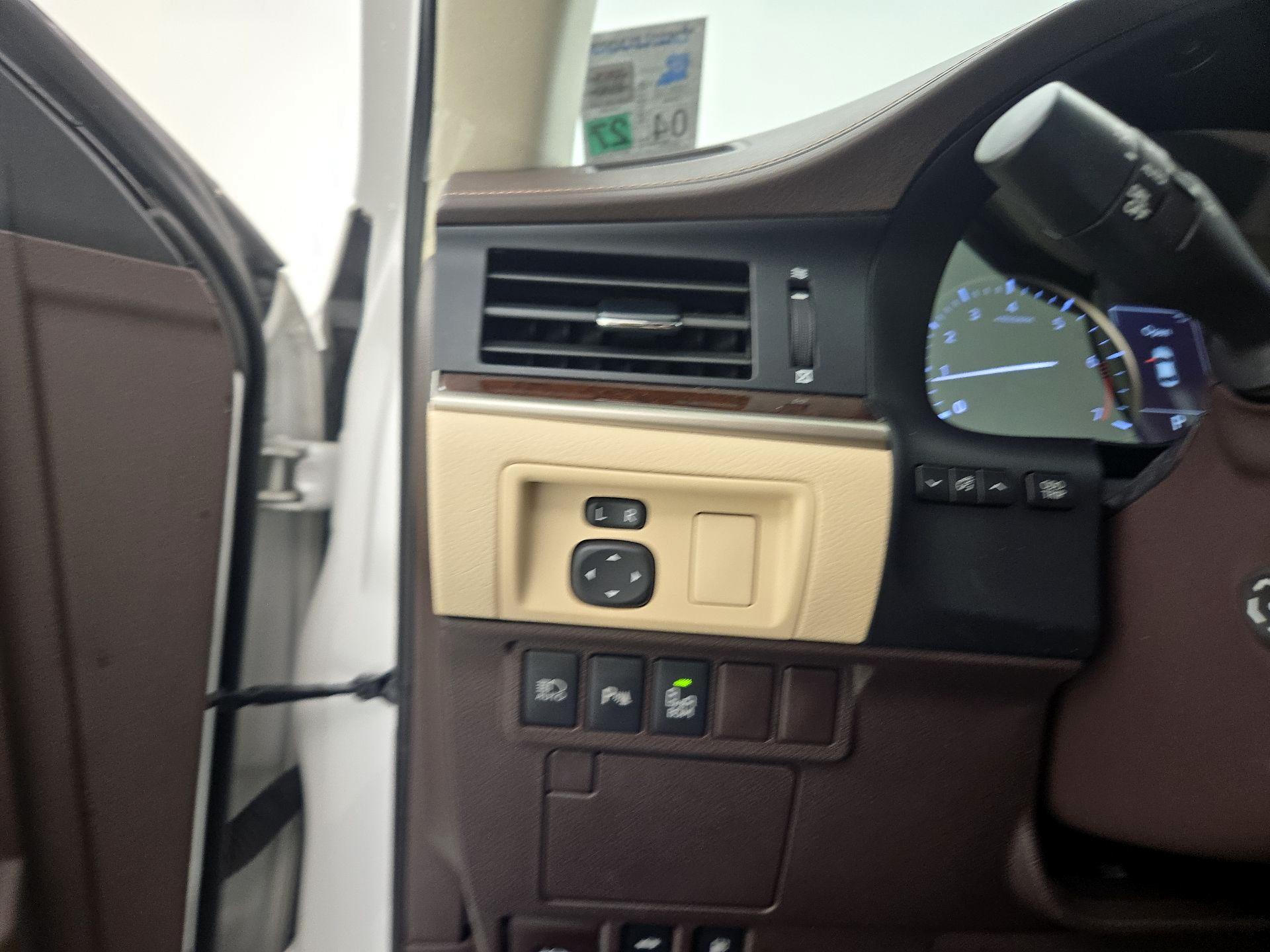 Thumbnail: 2016 Lexus ES - 13