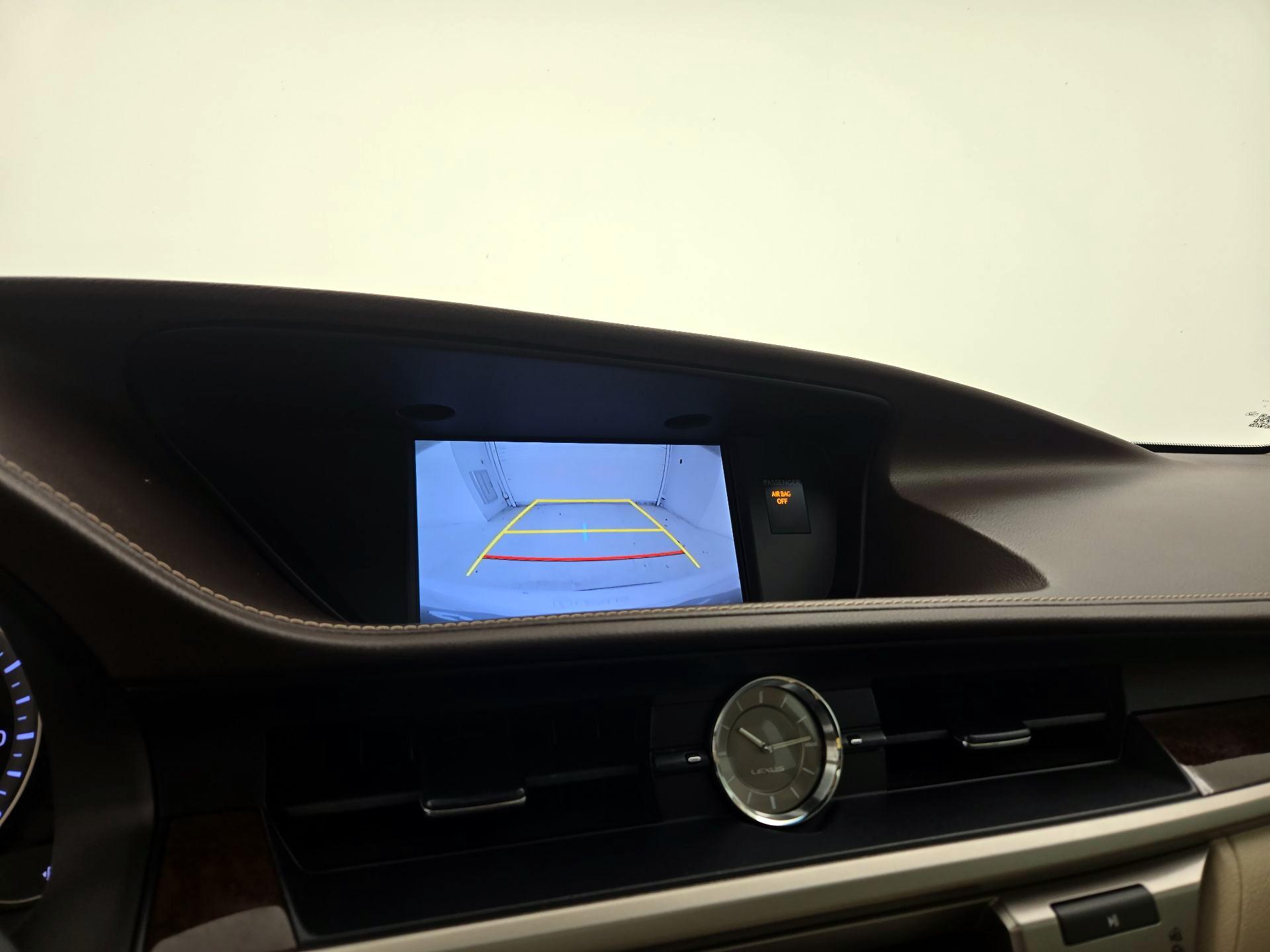 Thumbnail: 2016 Lexus ES - 14