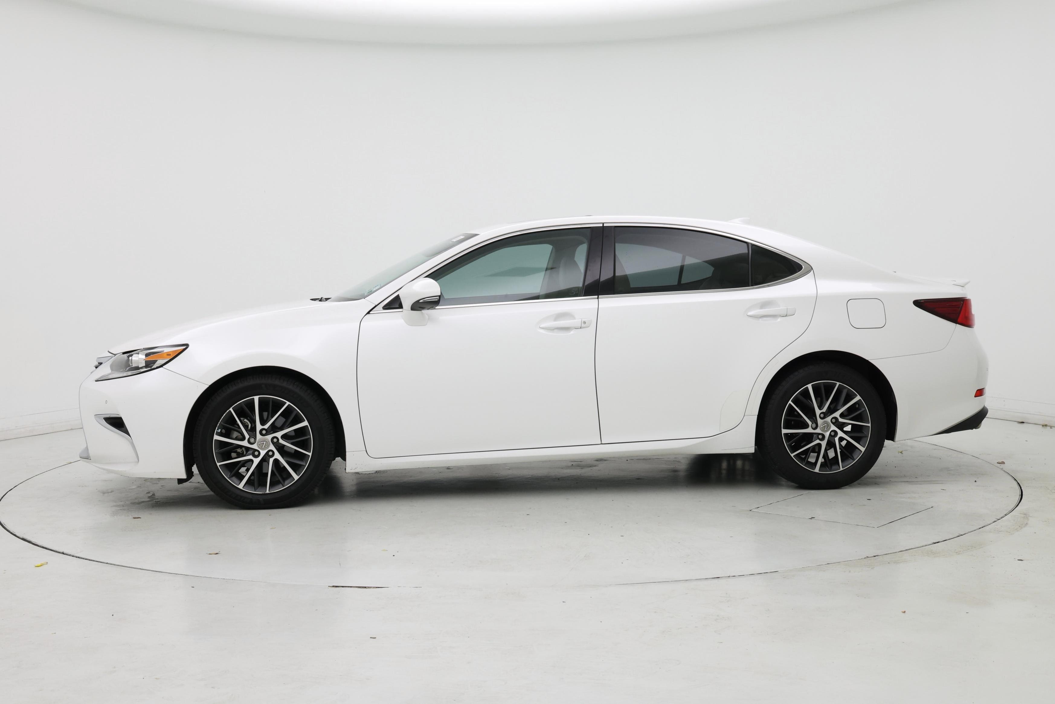 Thumbnail: 2016 Lexus ES - 3