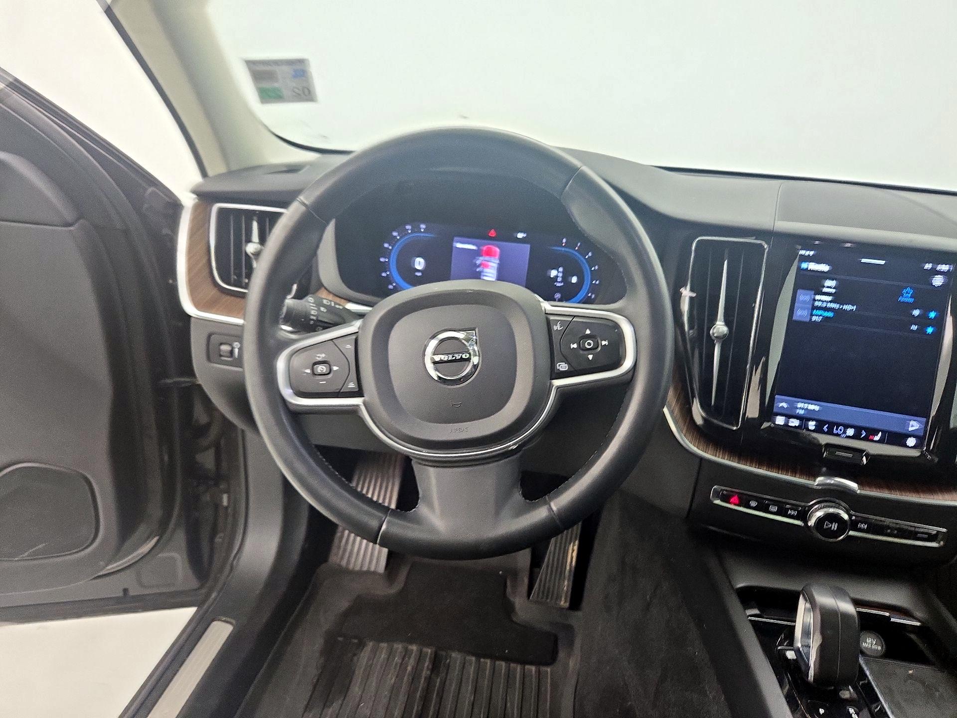 Thumbnail: 2022 Volvo XC60 - 10