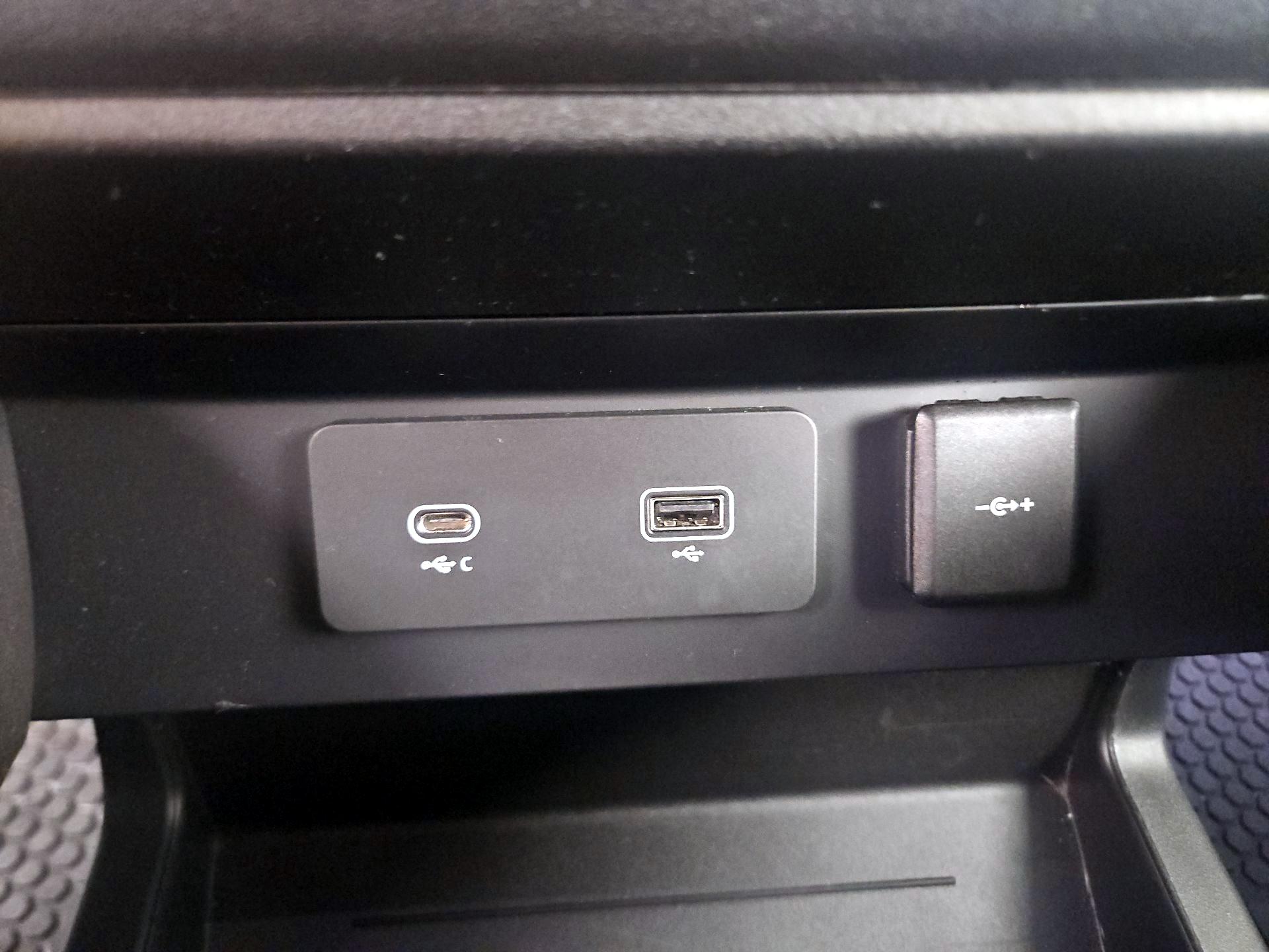 Thumbnail: 2023 Land Rover Defender - 18