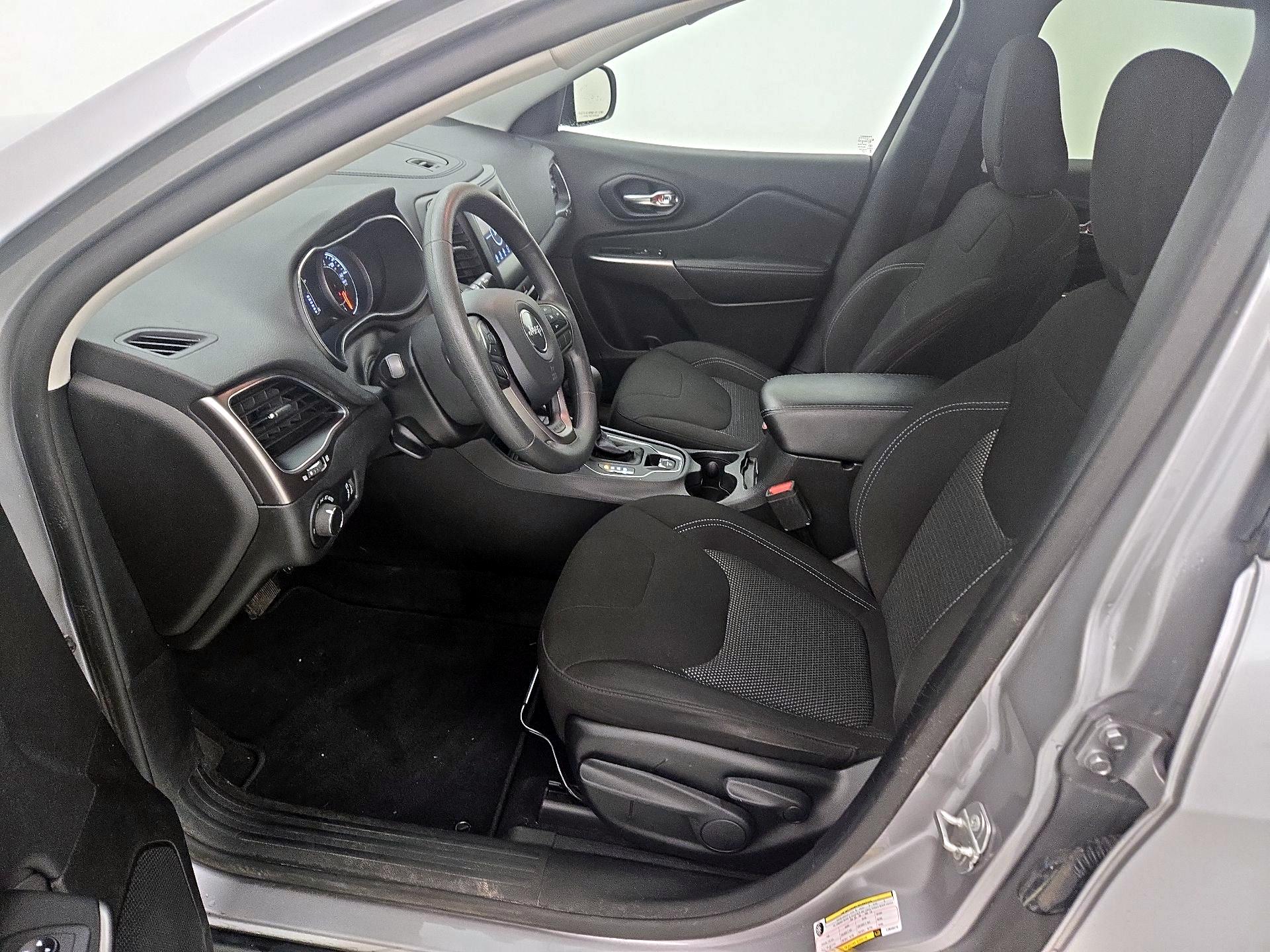 Thumbnail: 2020 Jeep Cherokee - 11