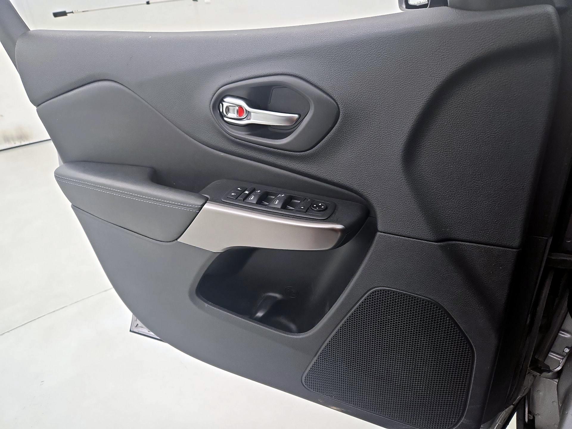 Thumbnail: 2020 Jeep Cherokee - 12