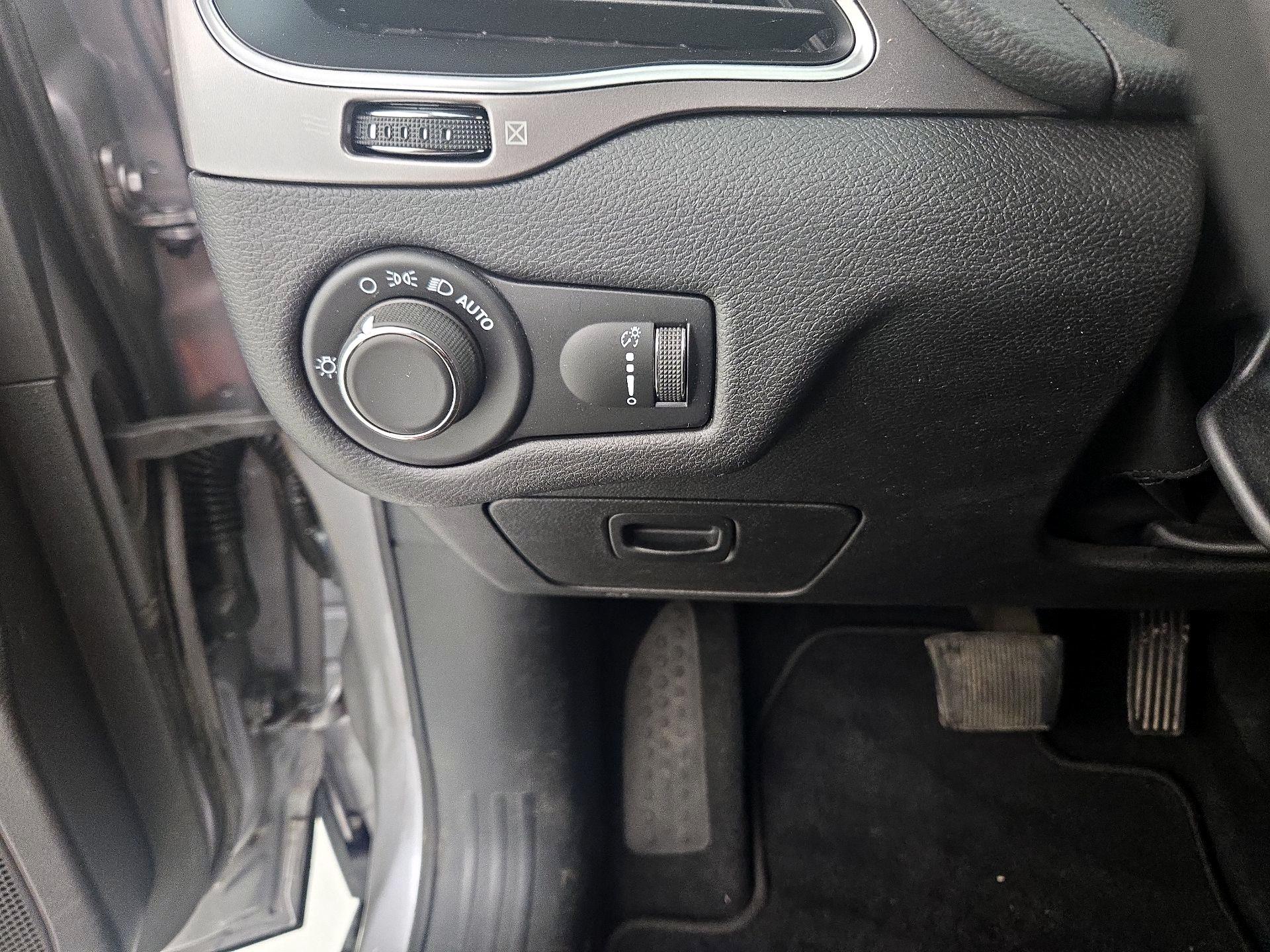 Thumbnail: 2020 Jeep Cherokee - 13