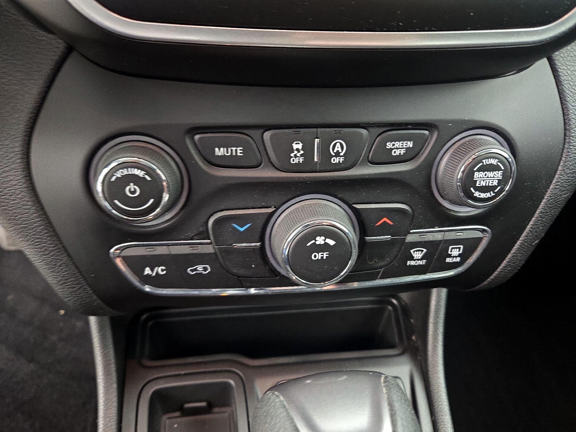 Thumbnail: 2020 Jeep Cherokee - 16