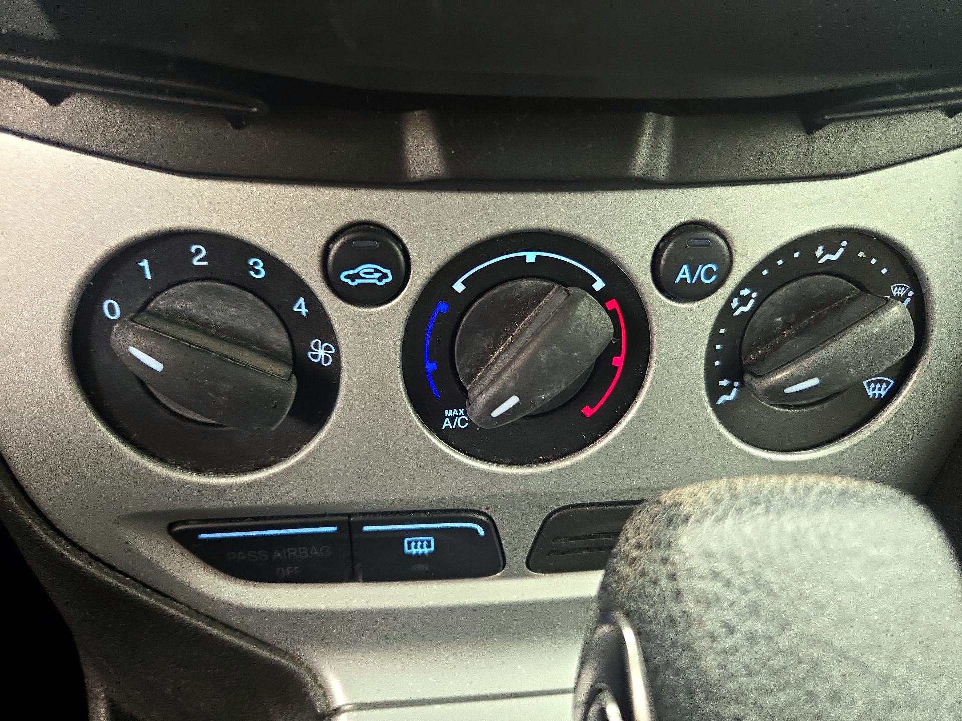 Thumbnail: 2014 Ford Focus - 15