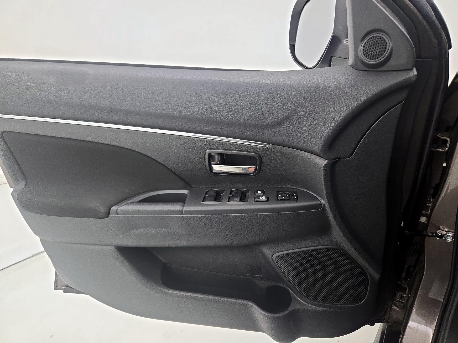 Thumbnail: 2018 Mitsubishi Outlander Sport - 12