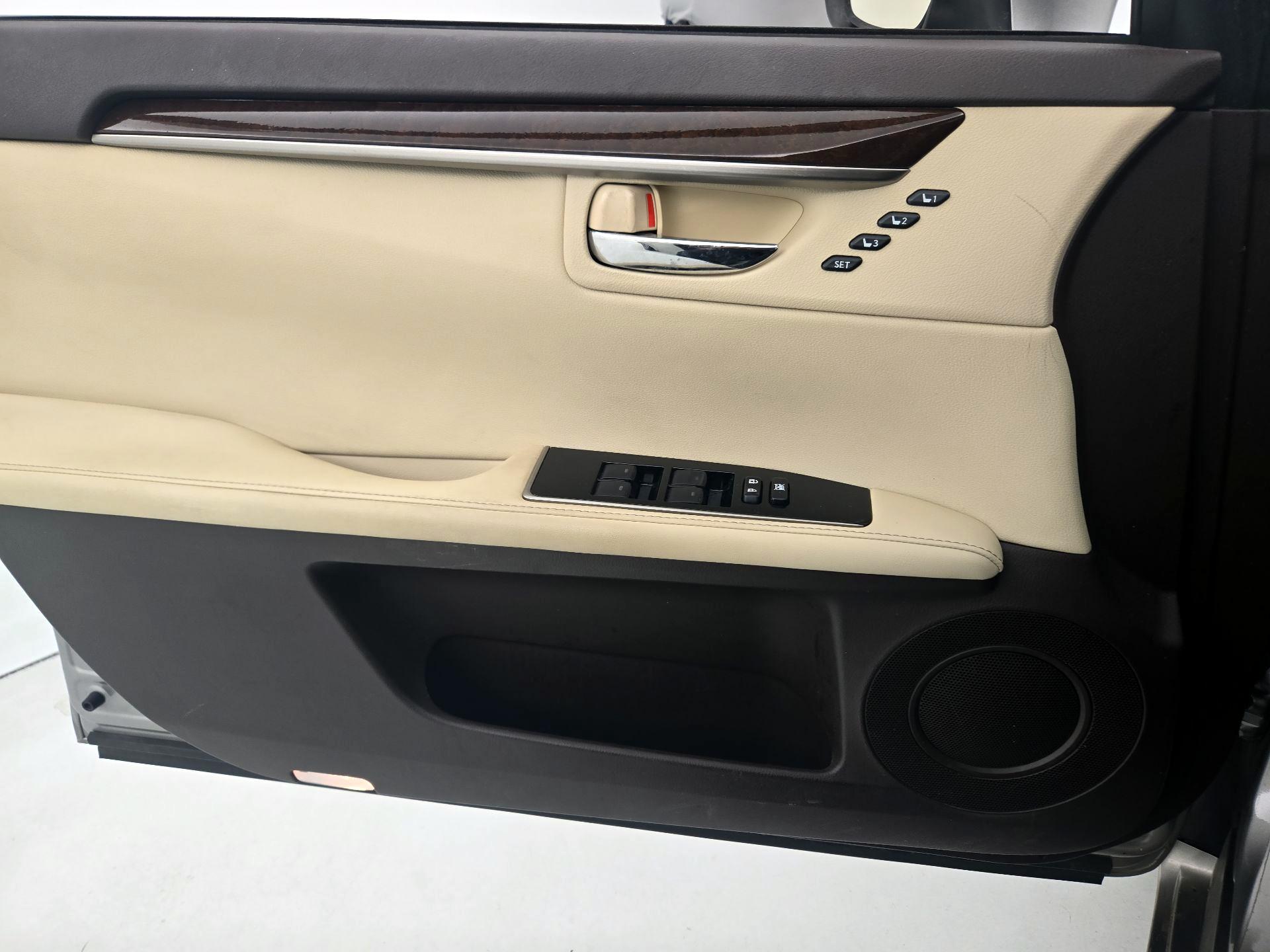 Thumbnail: 2018 Lexus ES - 12