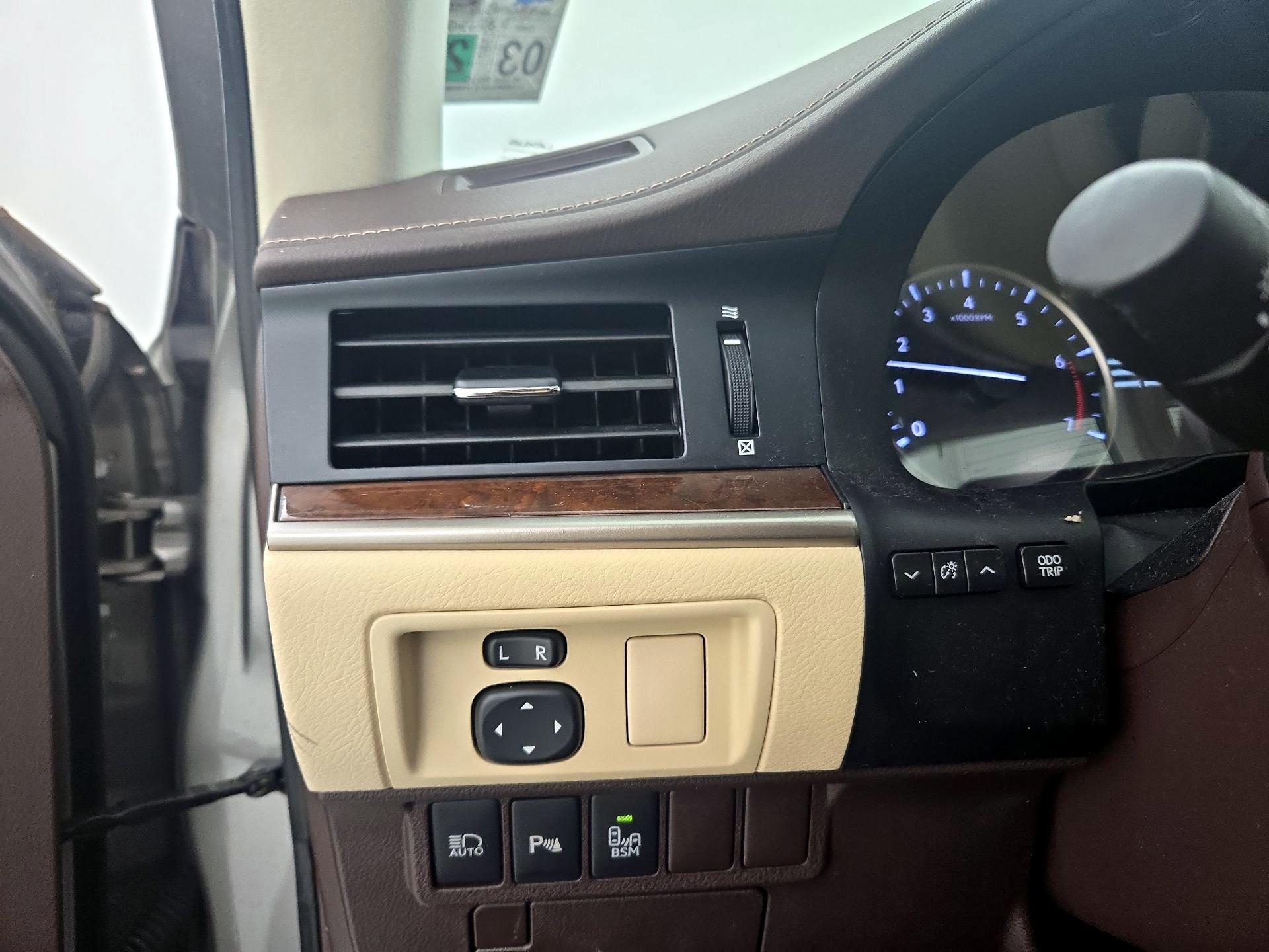 Thumbnail: 2018 Lexus ES - 13