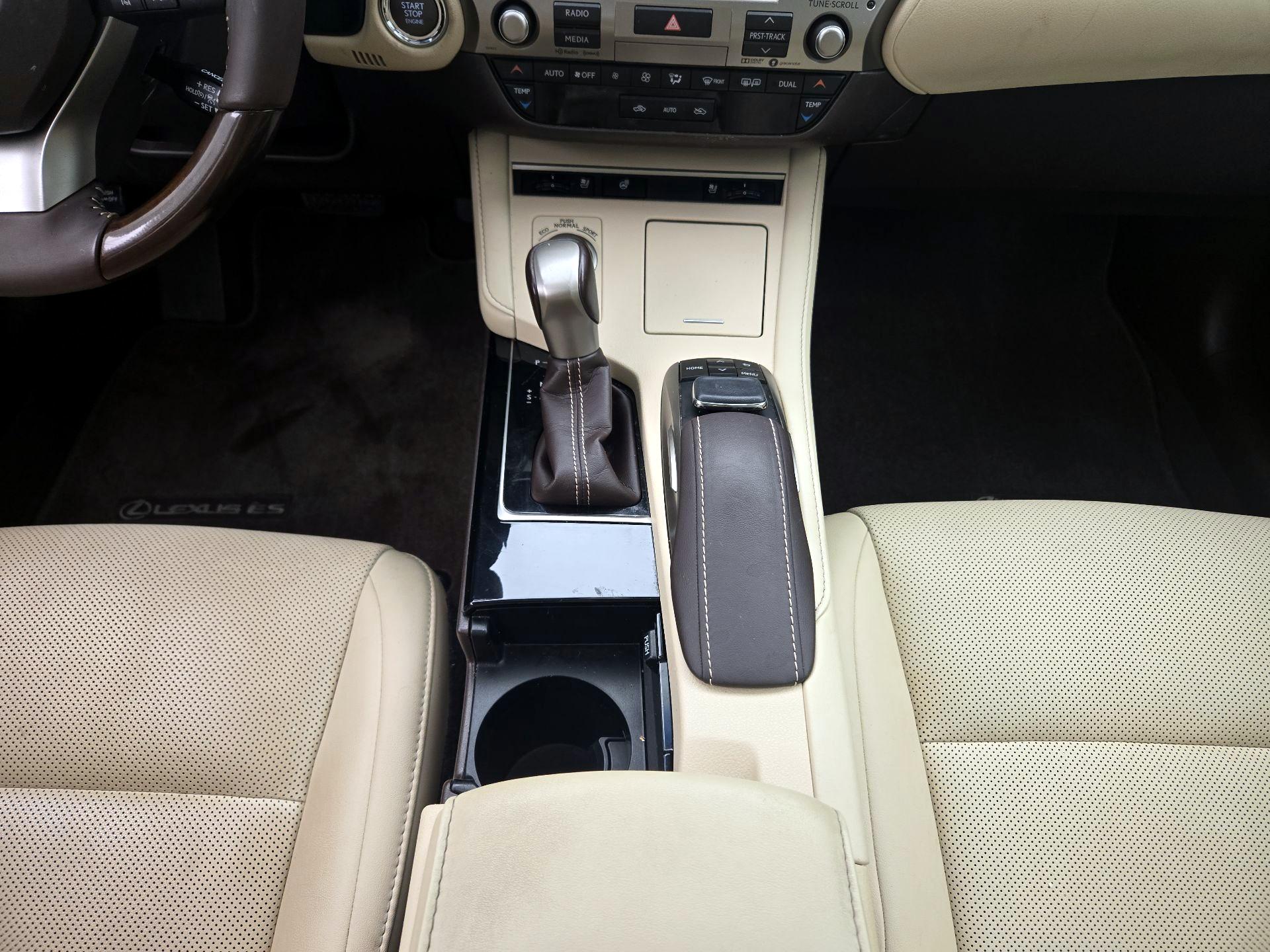 Thumbnail: 2018 Lexus ES - 18