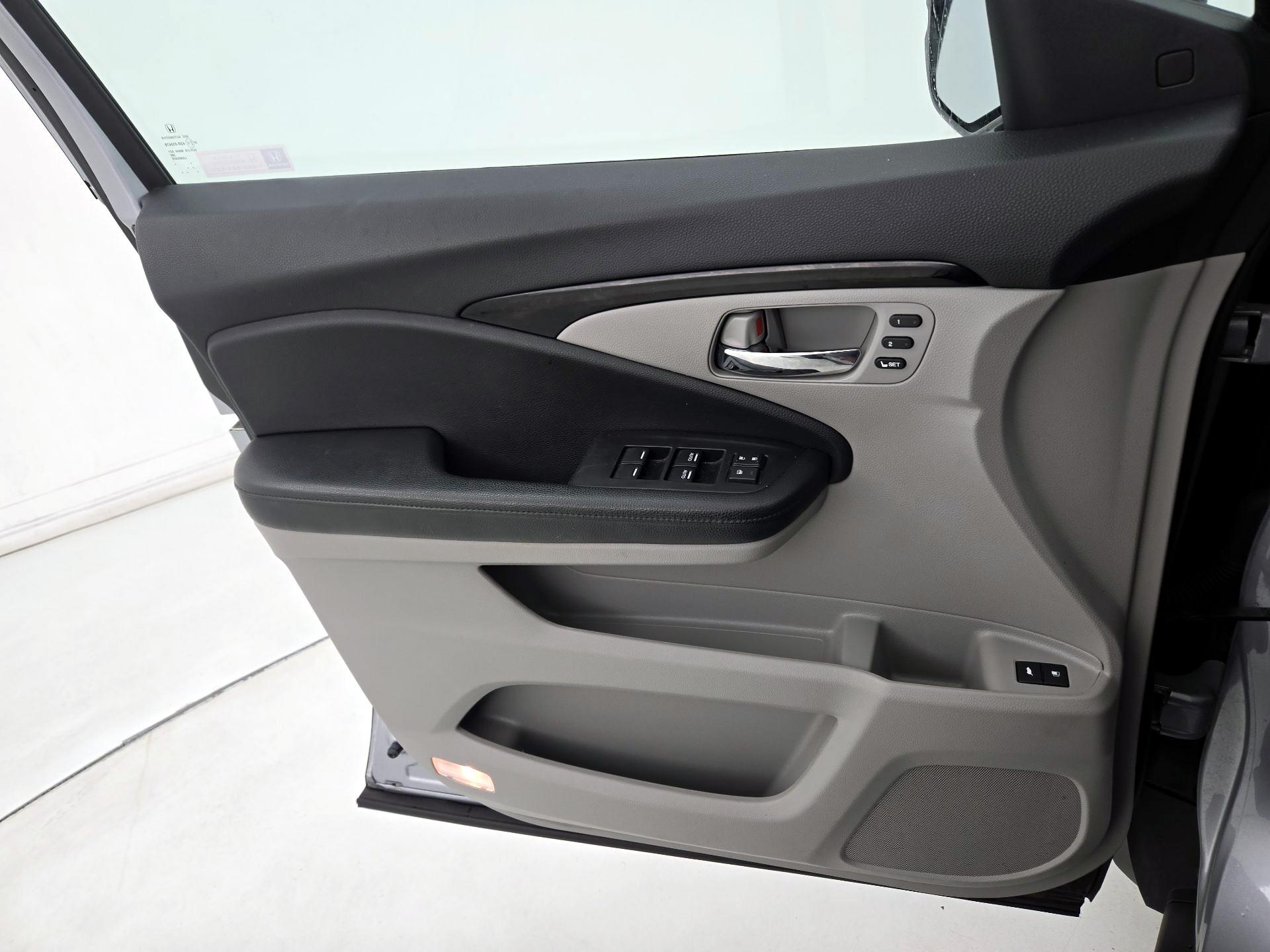 Thumbnail: 2019 Honda Pilot - 12