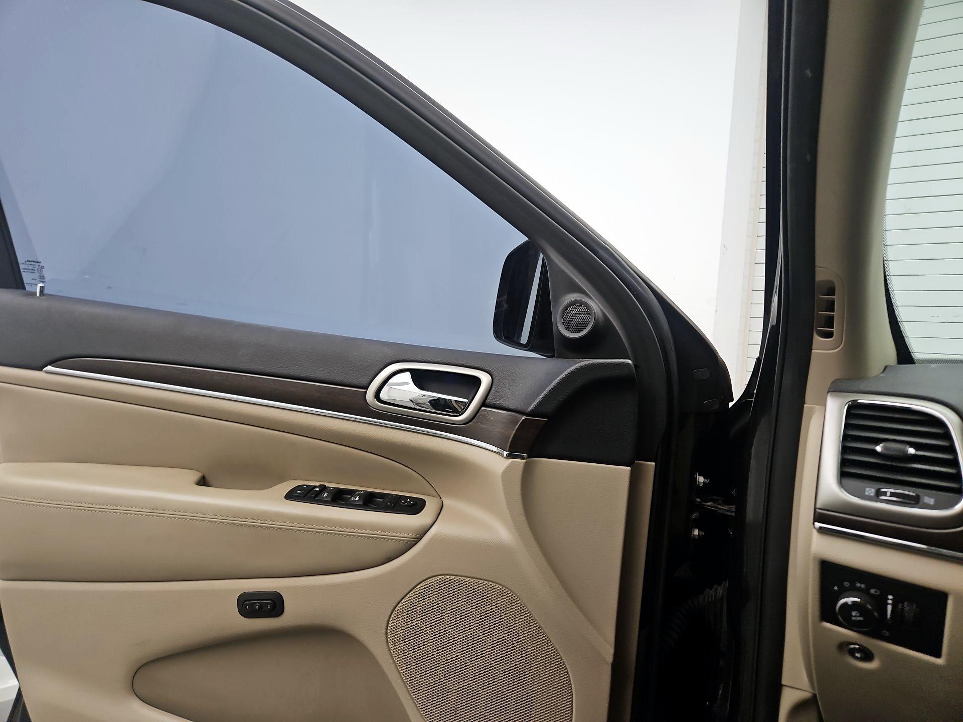 Thumbnail: 2015 Jeep Grand Cherokee - 12