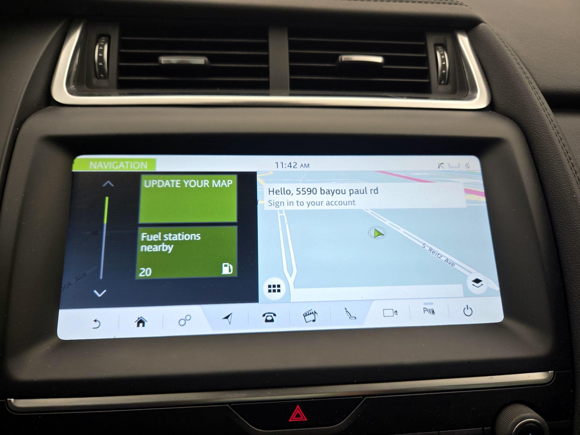 Thumbnail: 2019 Jaguar E-Pace - 14