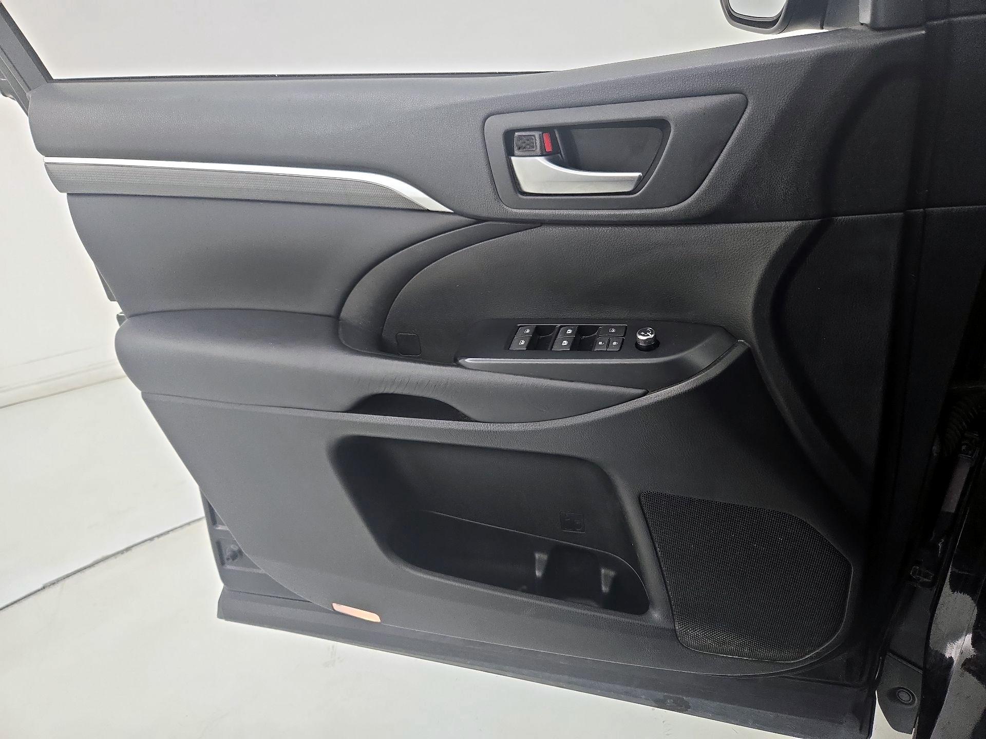 Thumbnail: 2019 Toyota Highlander - 12