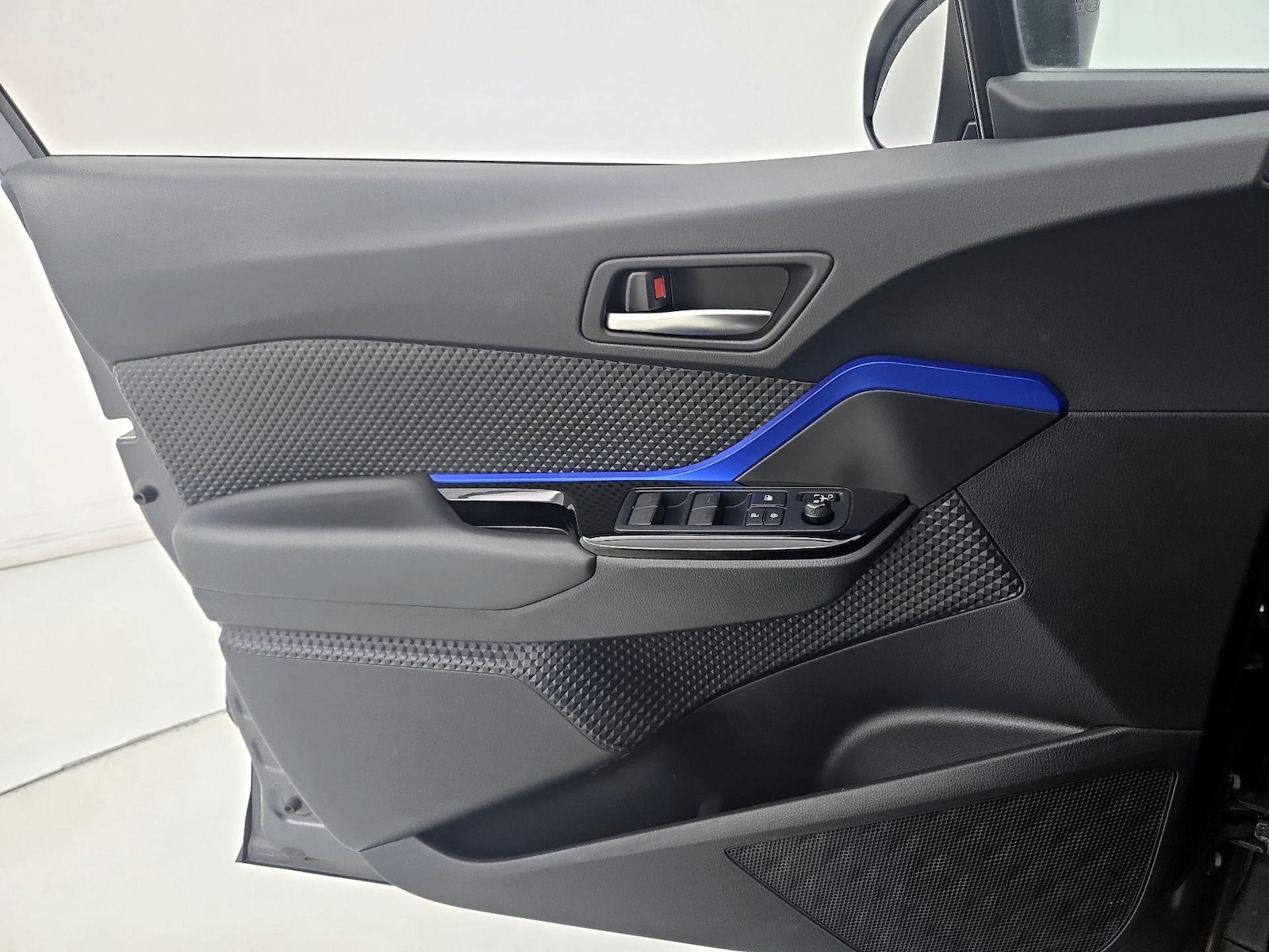 2022 Toyota C-HR XLE - Photo 13
