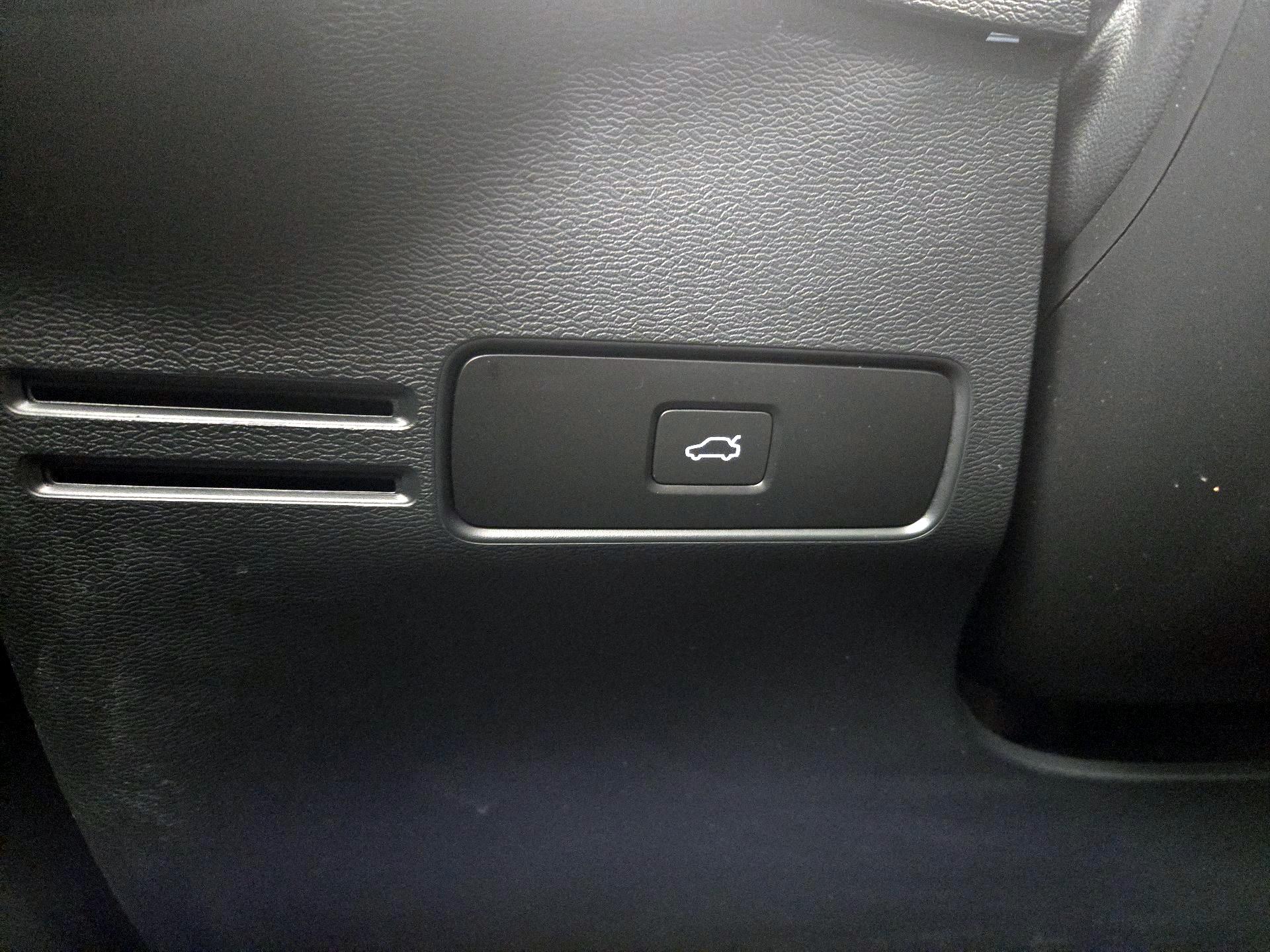 Thumbnail: 2024 Volvo XC40 - 13