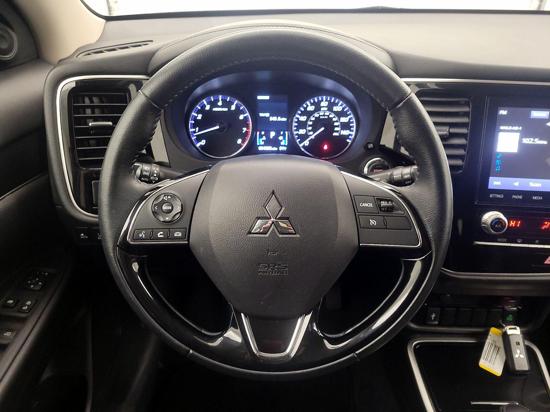 Thumbnail: 2020 Mitsubishi Outlander - 10