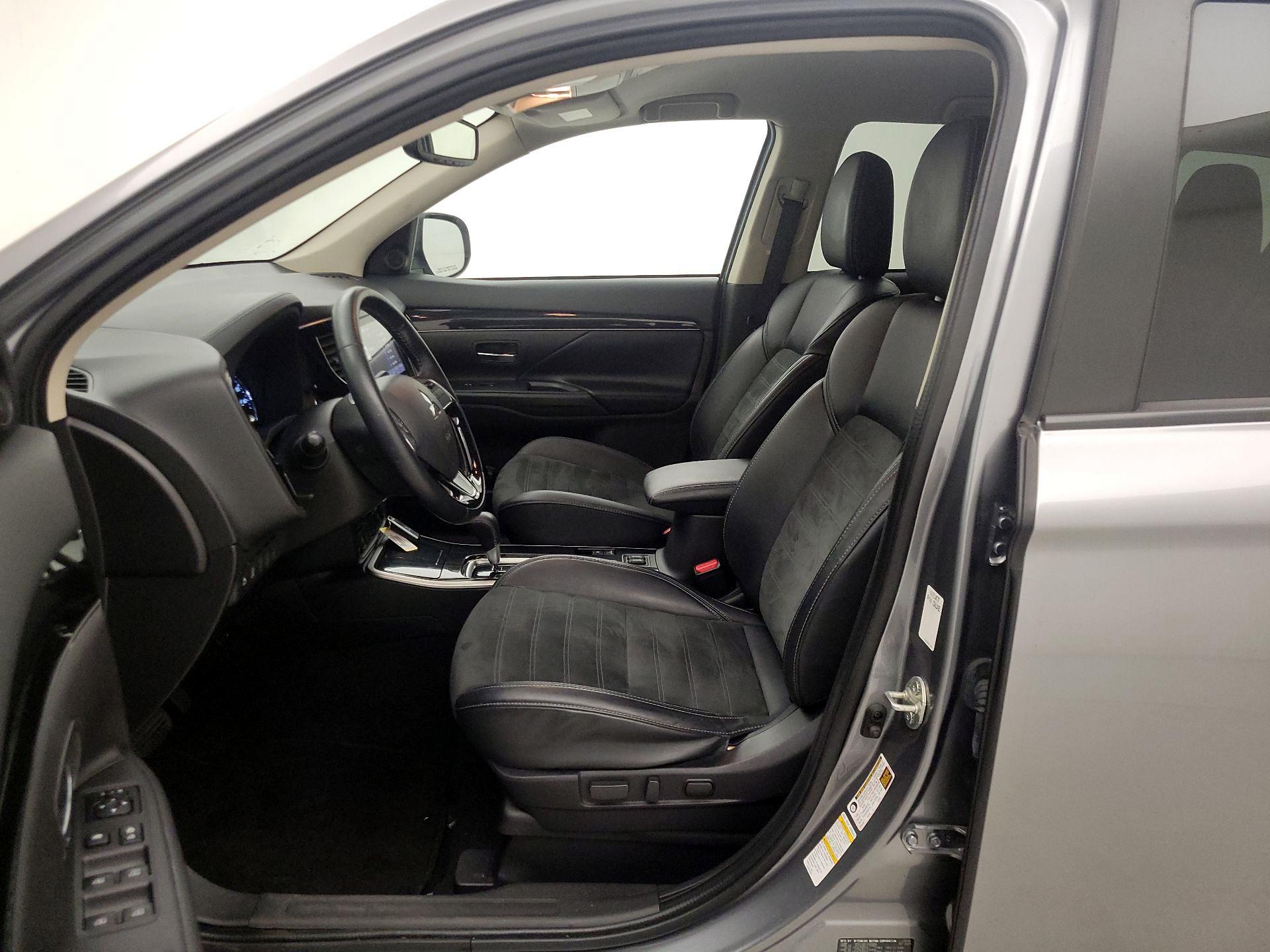 Thumbnail: 2020 Mitsubishi Outlander - 11