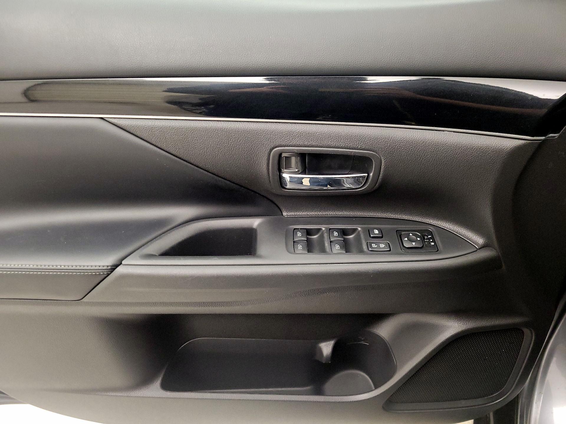 Thumbnail: 2020 Mitsubishi Outlander - 12