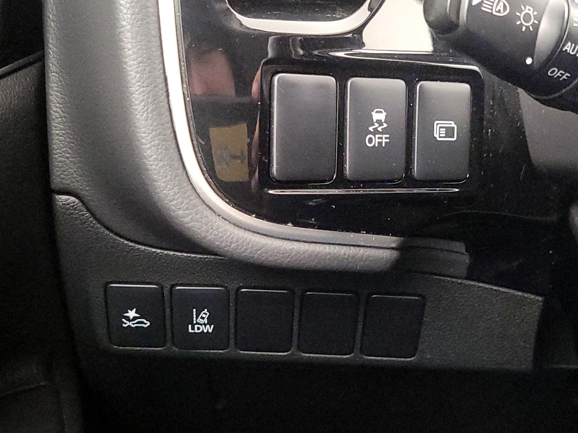 Thumbnail: 2020 Mitsubishi Outlander - 13