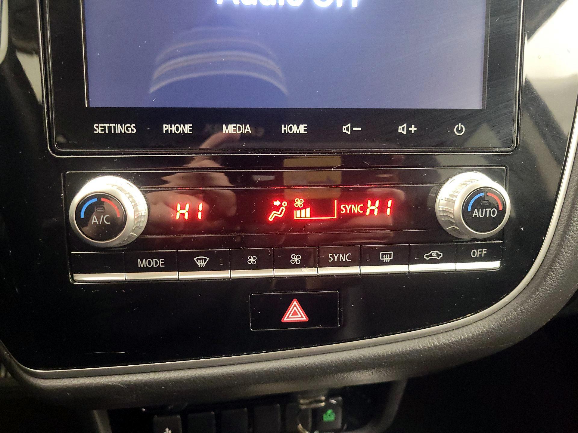 Thumbnail: 2020 Mitsubishi Outlander - 16