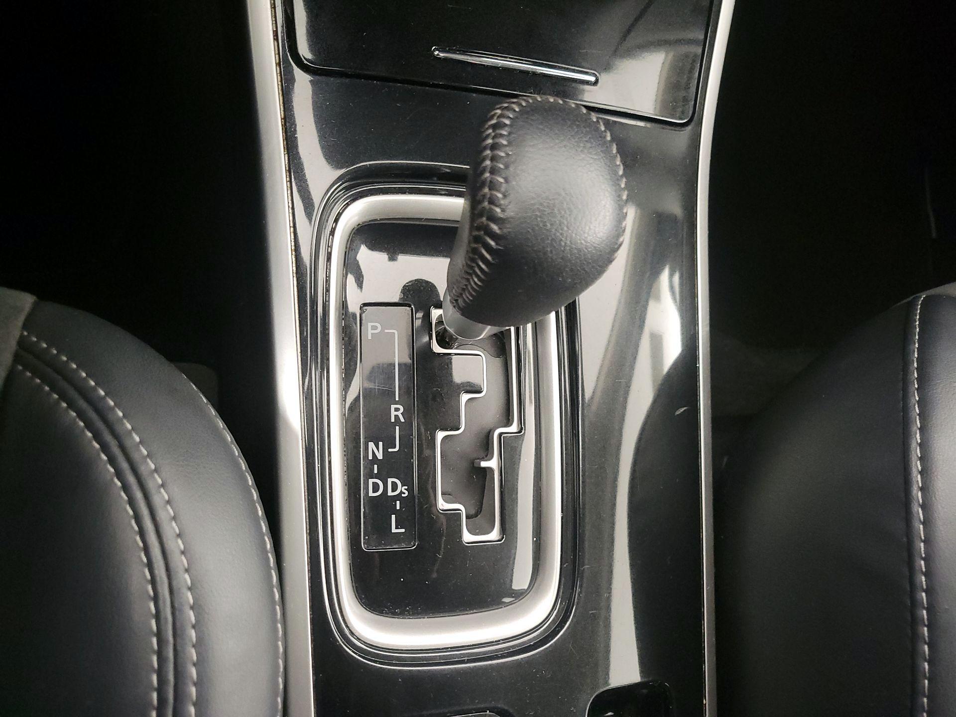 Thumbnail: 2020 Mitsubishi Outlander - 17