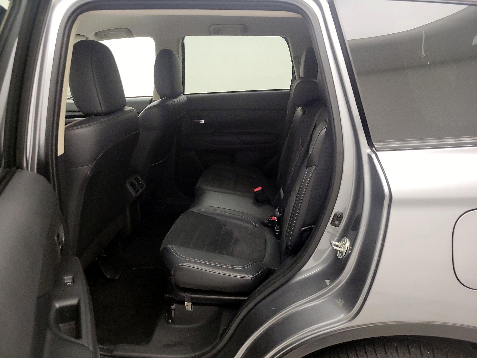 Thumbnail: 2020 Mitsubishi Outlander - 19