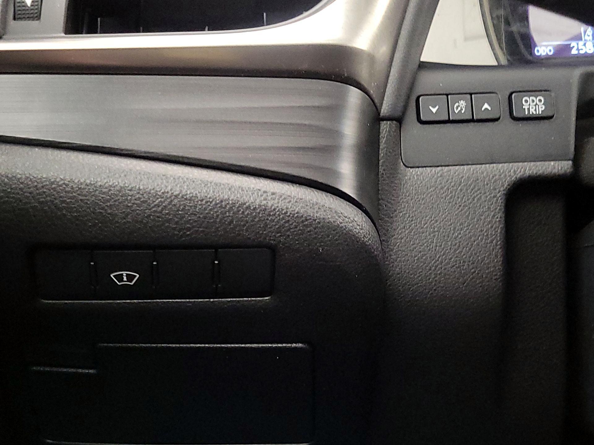 Thumbnail: 2021 Lexus ES - 13