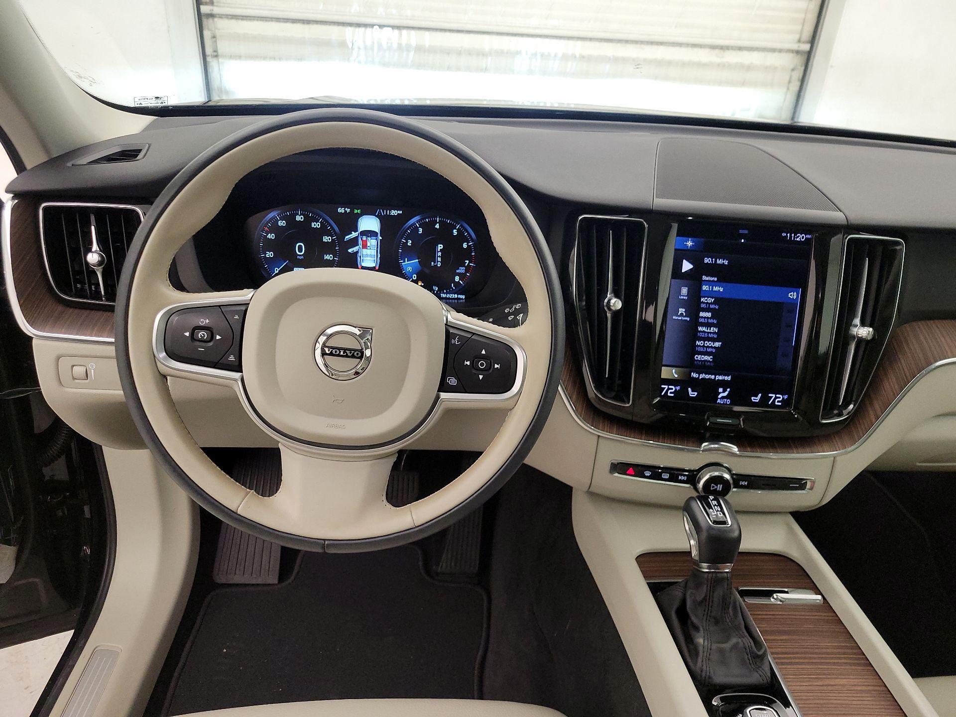 Thumbnail: 2021 Volvo XC60 - 10